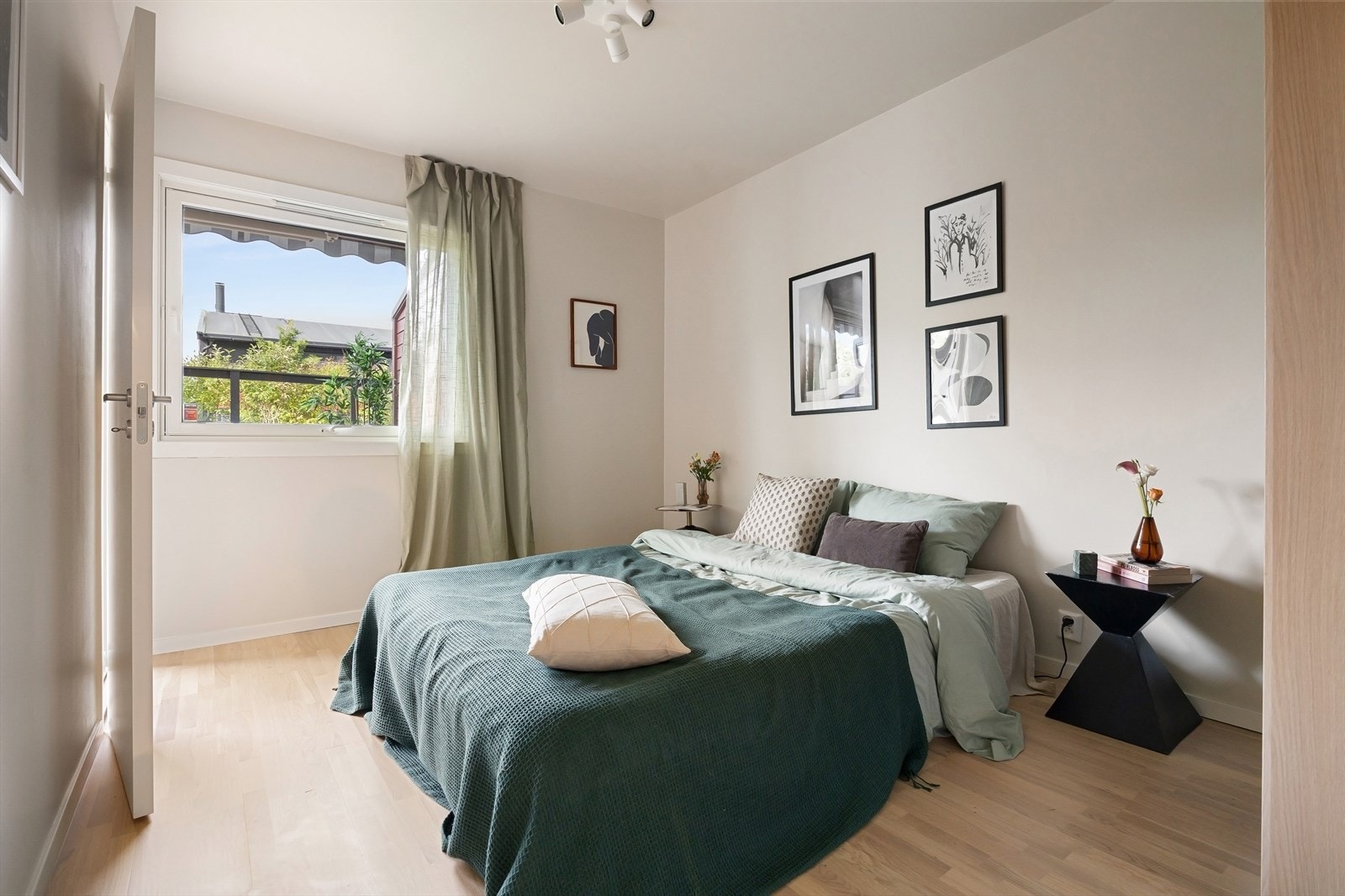 Rommet er lunt og har en praktisk garderobeløsning med god plass til oppbevaring. Galleribilde