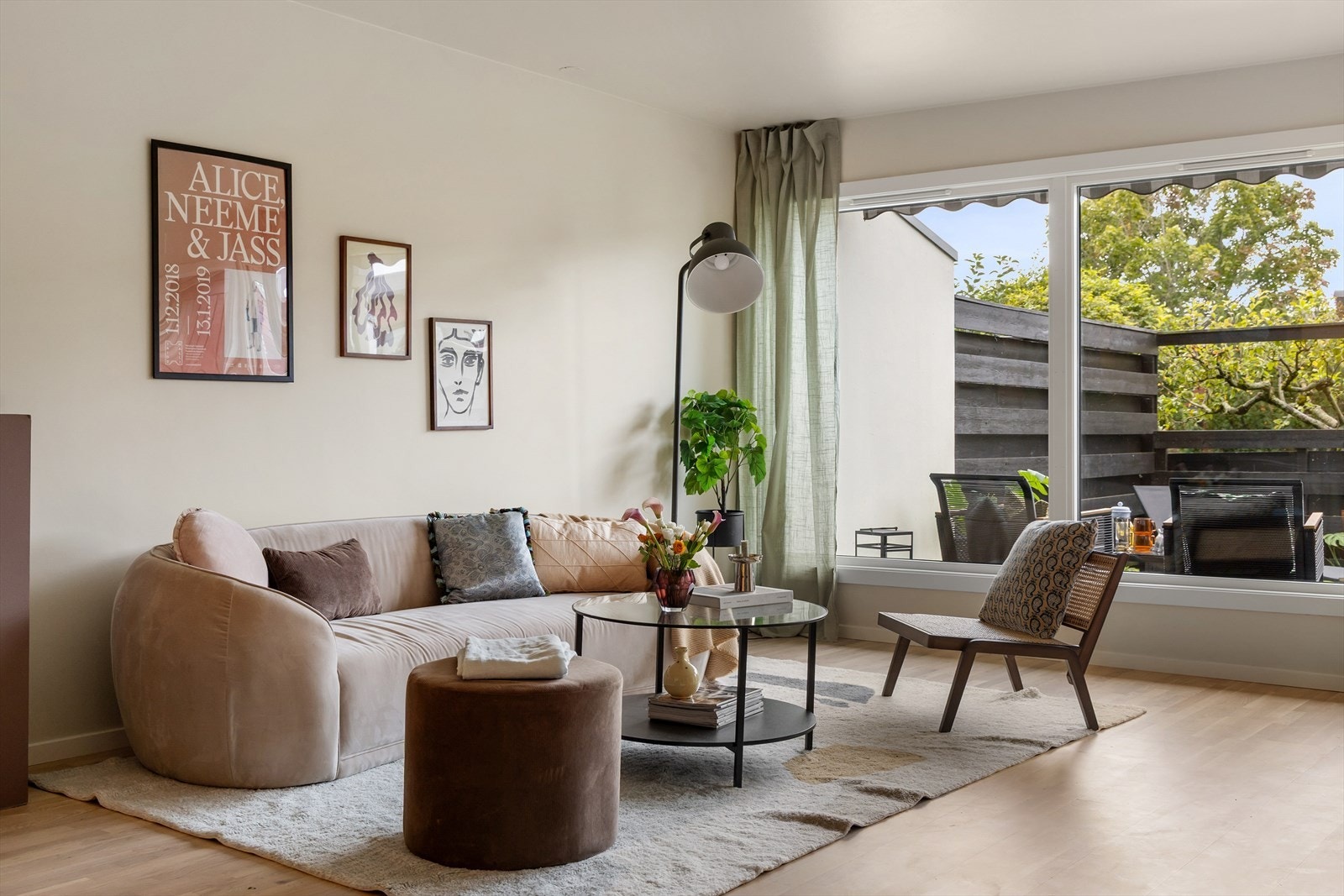 En lys og innbydende stue med moderne standard. Galleribilde