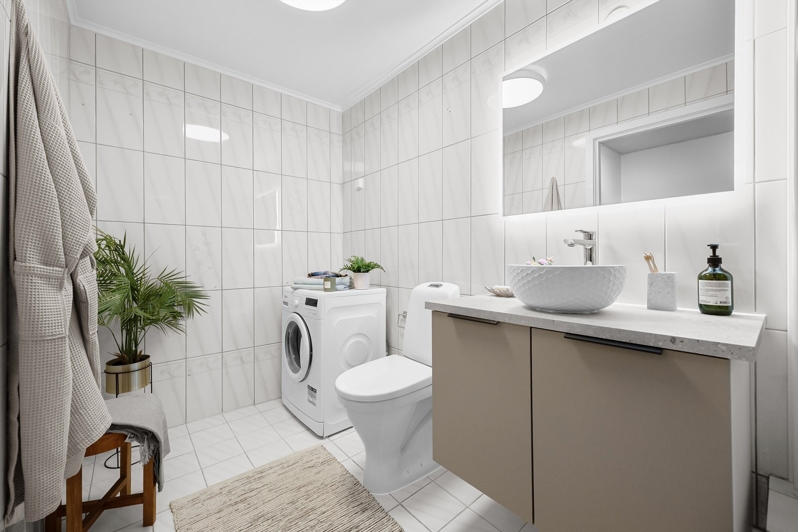 Hyggelig bad med opplegg for vaskemaskin og varmekabler i gulv. Galleribilde