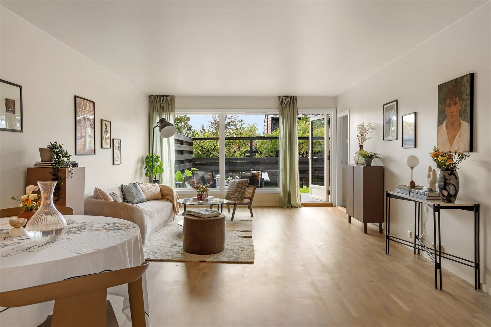 Store vindusflater gir rikelig med naturlig lys inn. Galleribilde