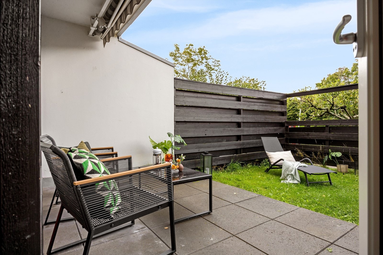 solrik markterrasse på 13 kvm og en hage på hele 22 kvm Galleribilde