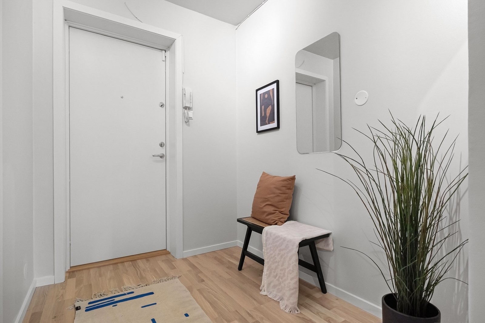 Her ønskes du velkommen inn i en hyggelig entrè. Galleribilde