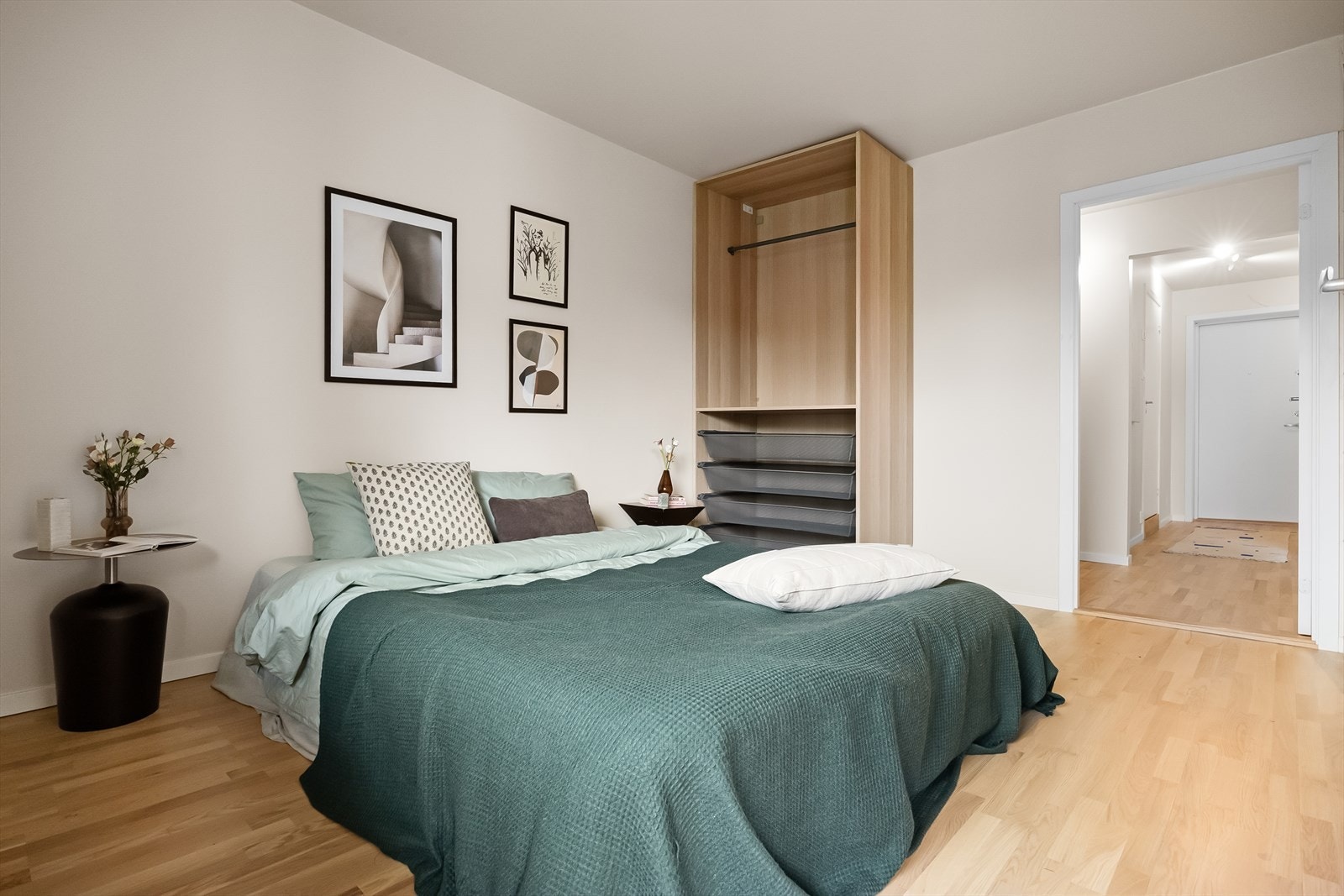 Lekkert soverom med god plass til dobbeltseng og garderobeskap. Galleribilde