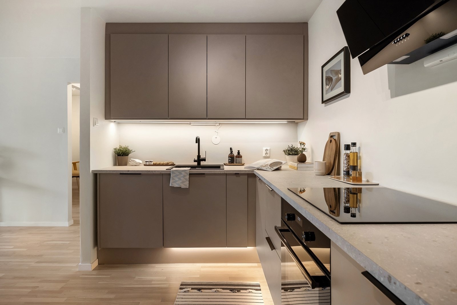 Her har man godt med skap og benkeplass. Integrerte hvitevarer. Galleribilde