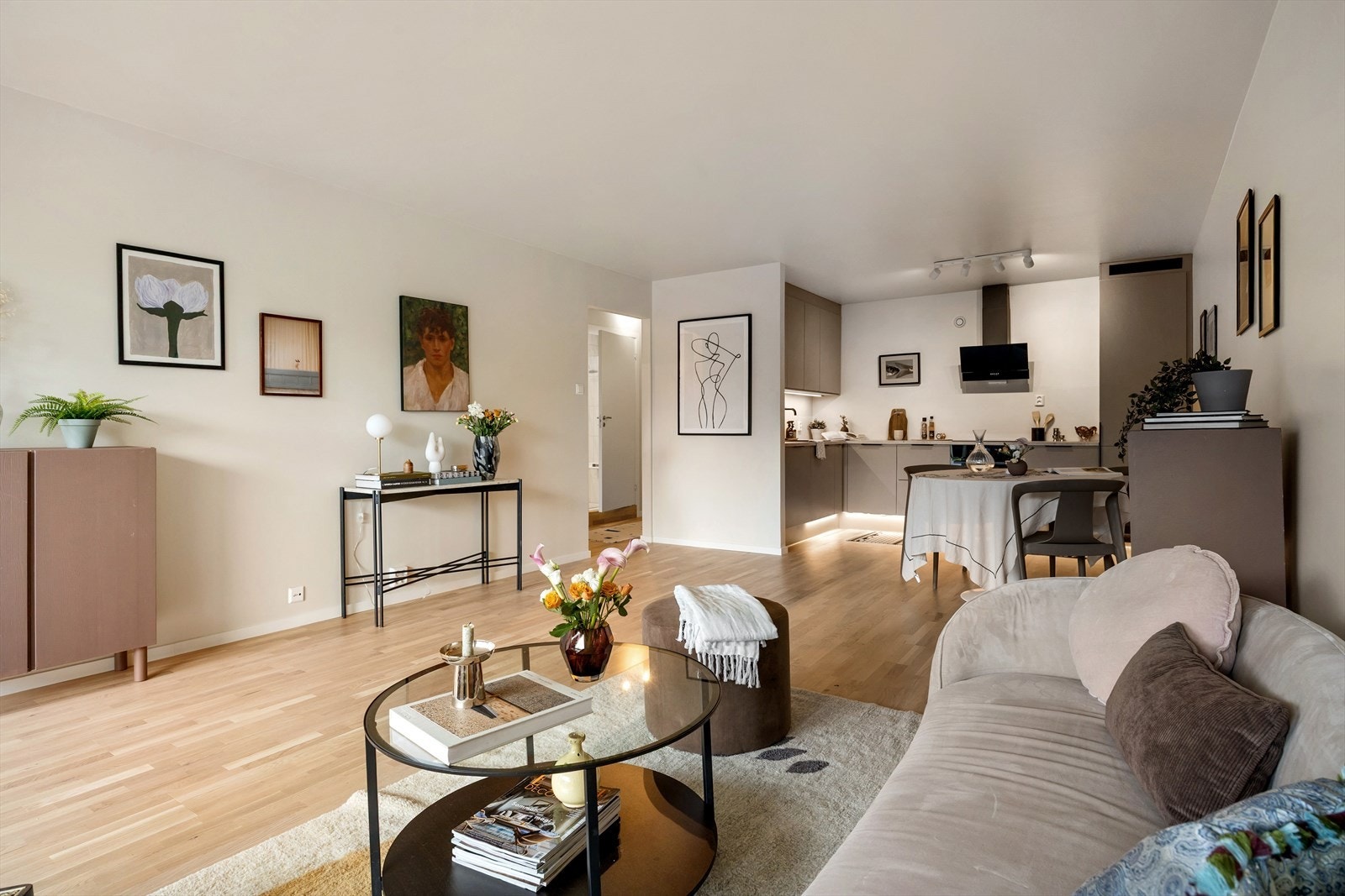 Åpen og sosial planløsning med god plass til spisegruppe. Galleribilde