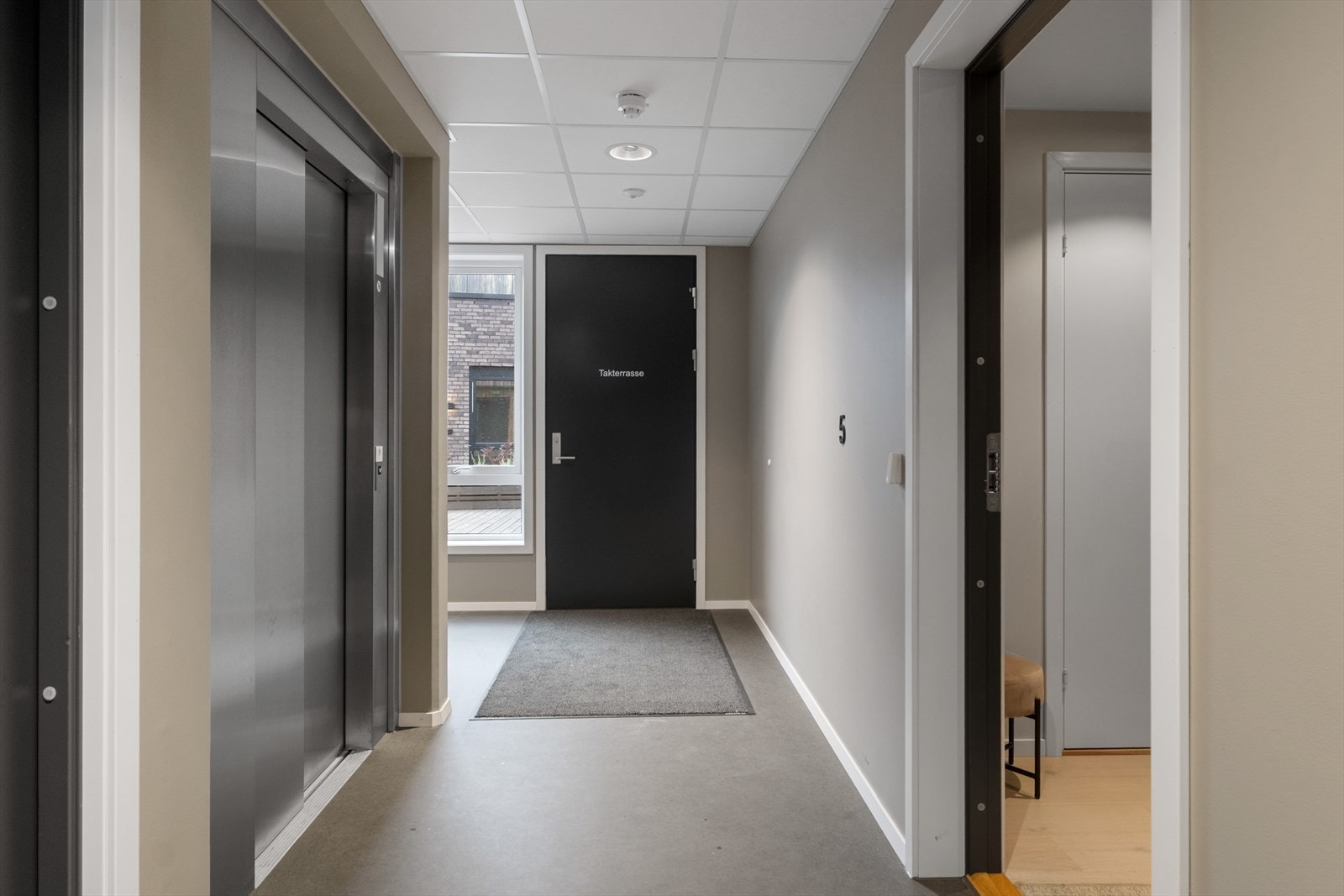 Direkte tilgang til leiligheten via heis fra fellesarealene. Galleribilde