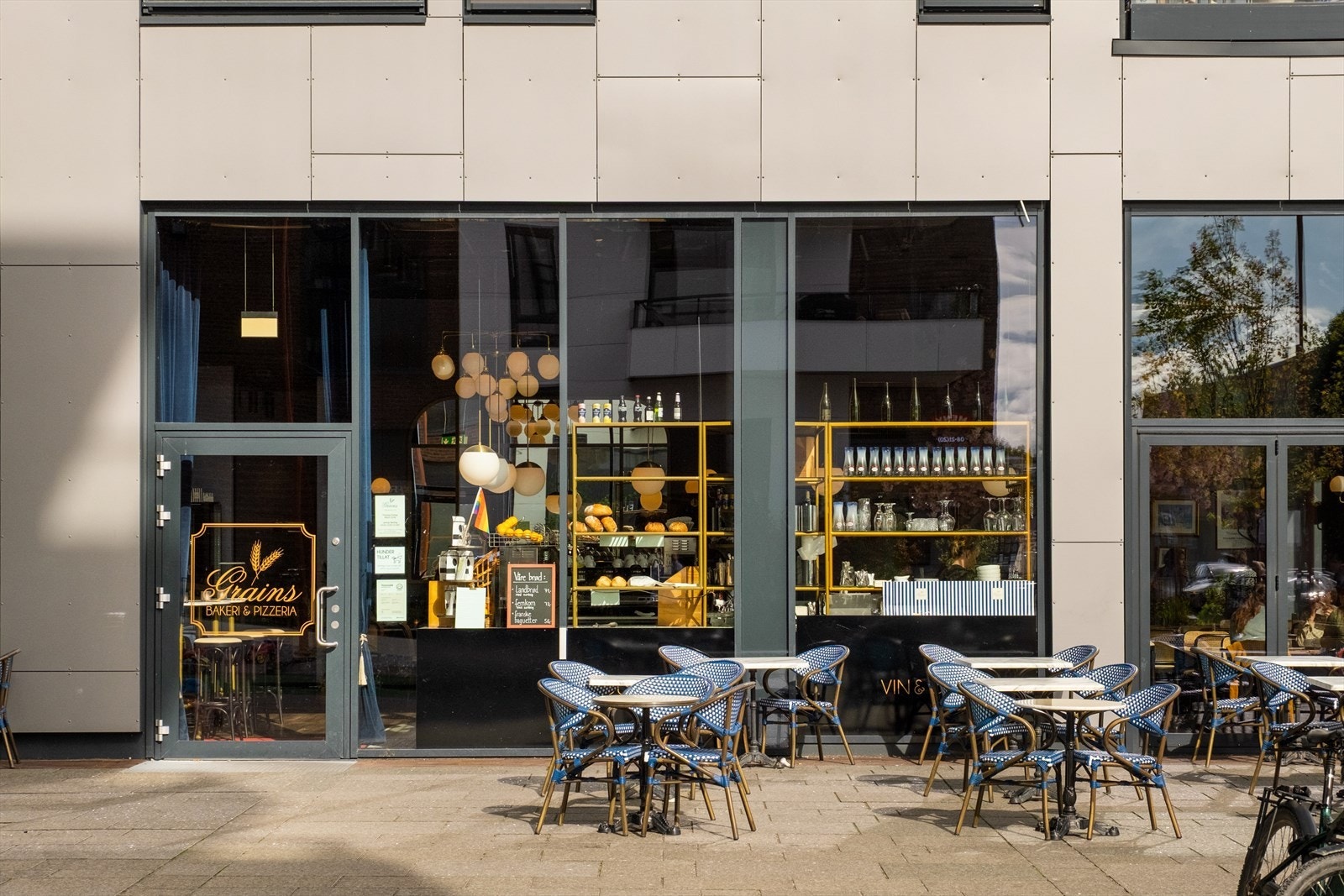 Nærområdet byr på hyggelige kafeer rett i nærheten. Galleribilde