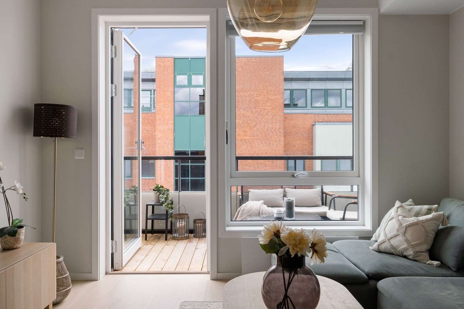 Fra stuen kommer du ut på en solrik balkong. Galleribilde