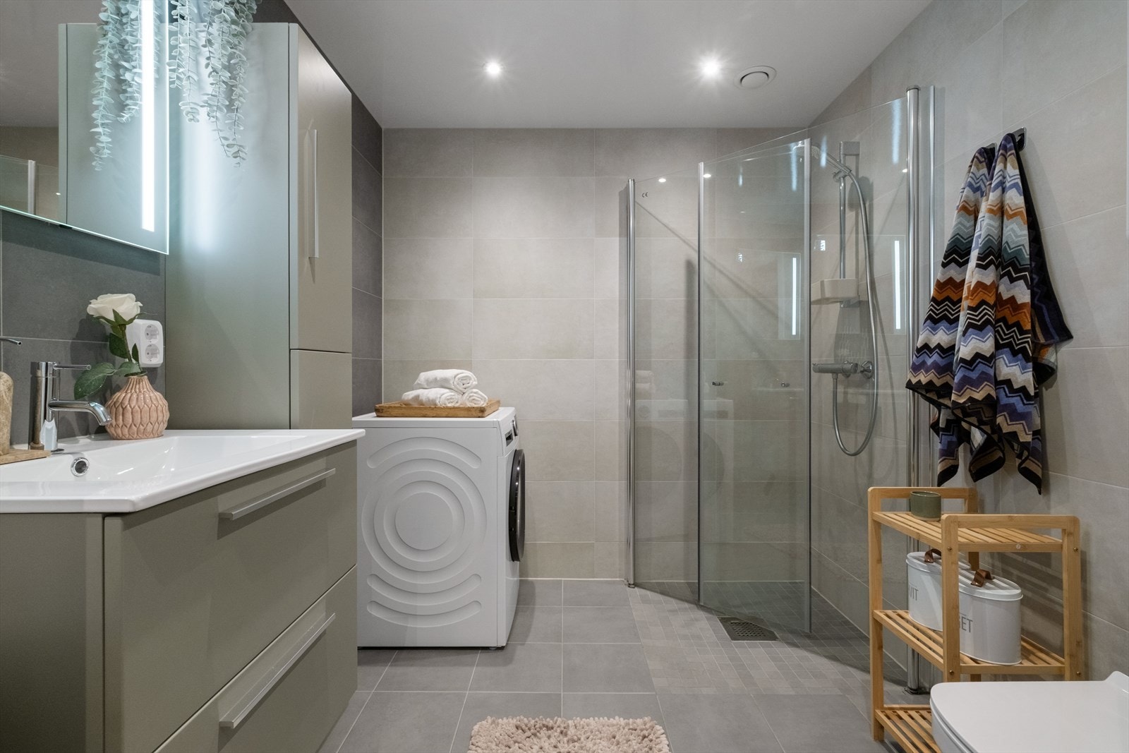 Flislagte overflater med vannbåren gulvvarme og downlights i himling. Galleribilde