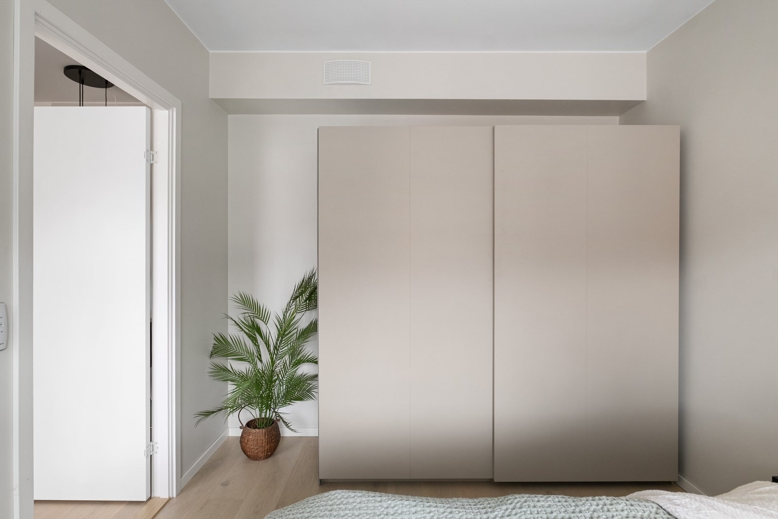 Praktisk garderobeskap for god oppbevaring. Galleribilde