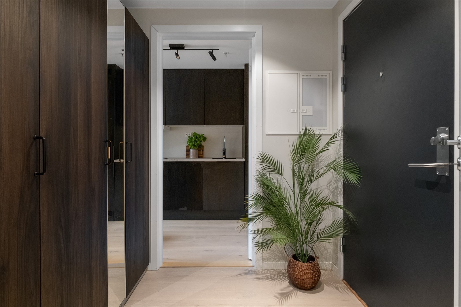 Praktisk entrè med plassbygd skap for oppbevaring av yttertøy og sko. Galleribilde