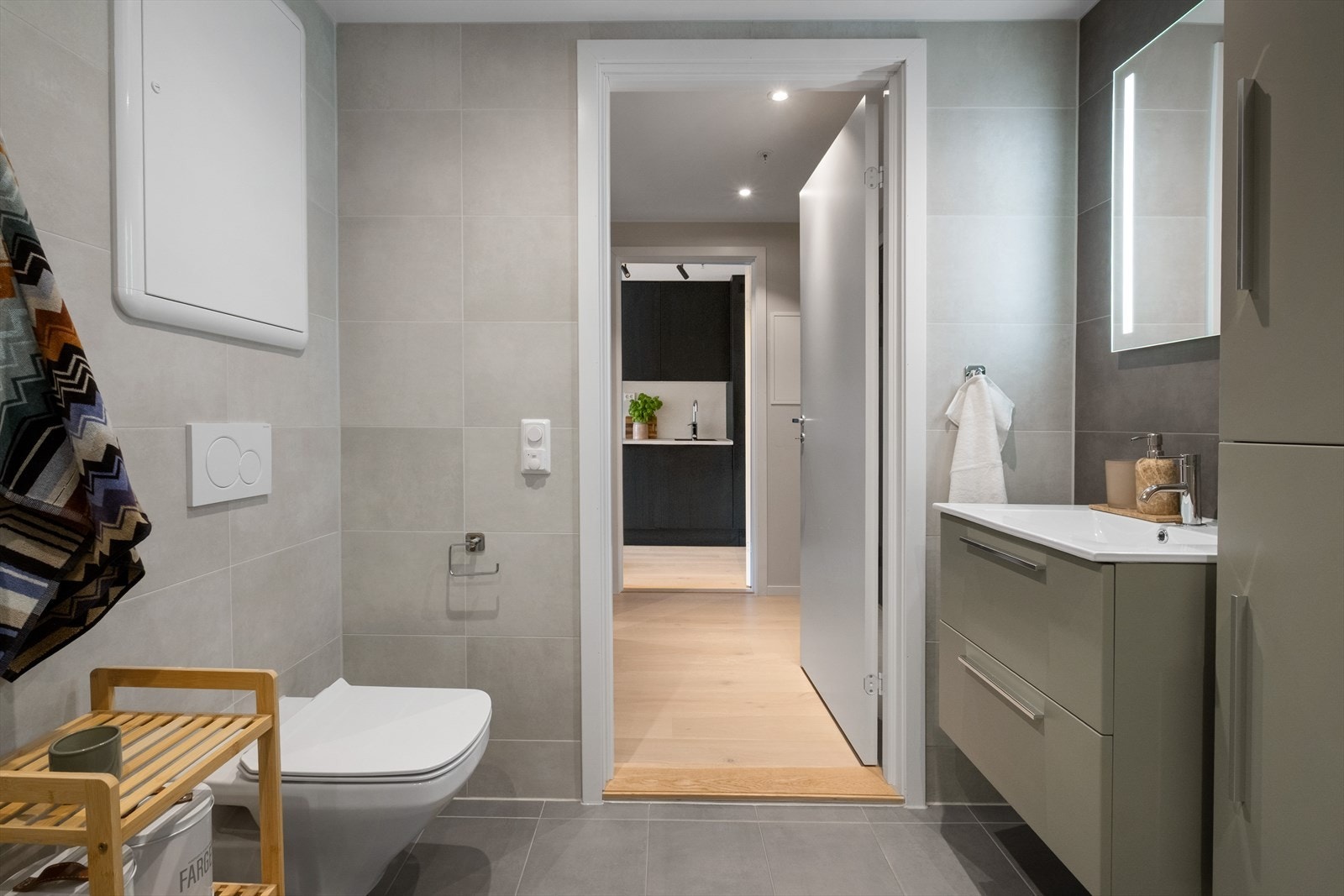 Vegghengt toalett, samt servant med god lagring i både underskap og sideskap. Galleribilde