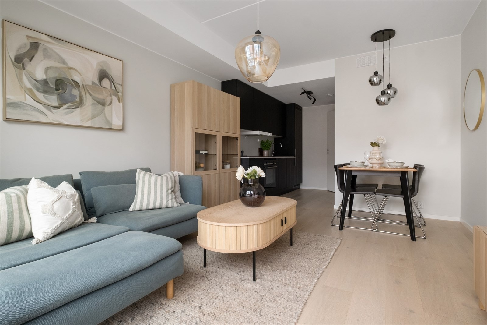 Plass til både sofa, stuebord og tilhørende møblement. Galleribilde