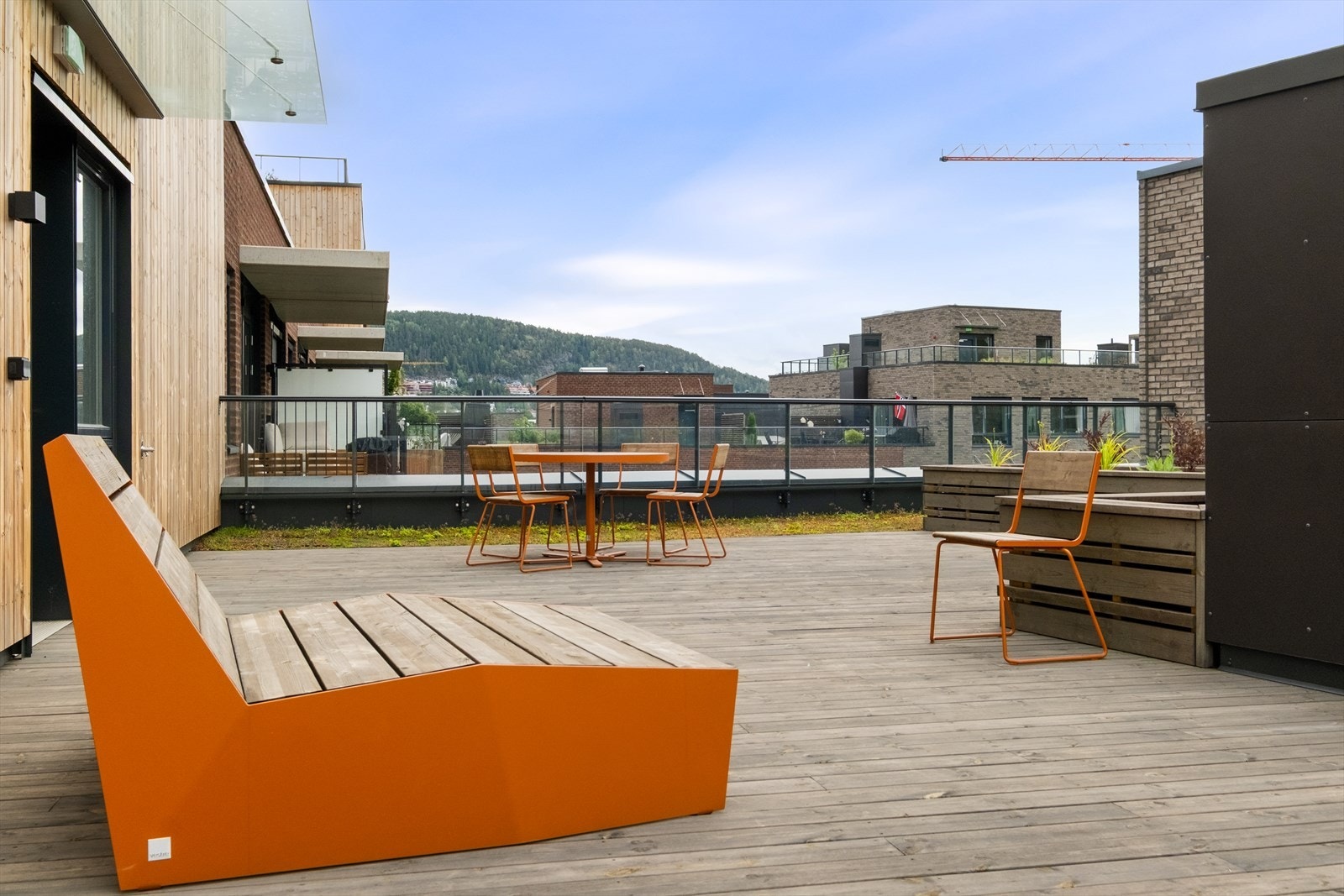 Felles takterrasse med gode solforhold hele dagen - perfekt for å invitere venner og familie. Galleribilde