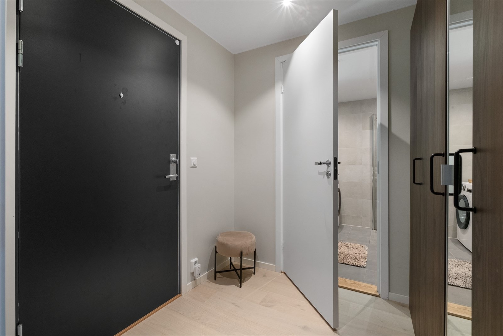 Rett innenfor døren møter du en romslig entrè- utstyrt med port-telefon. Galleribilde