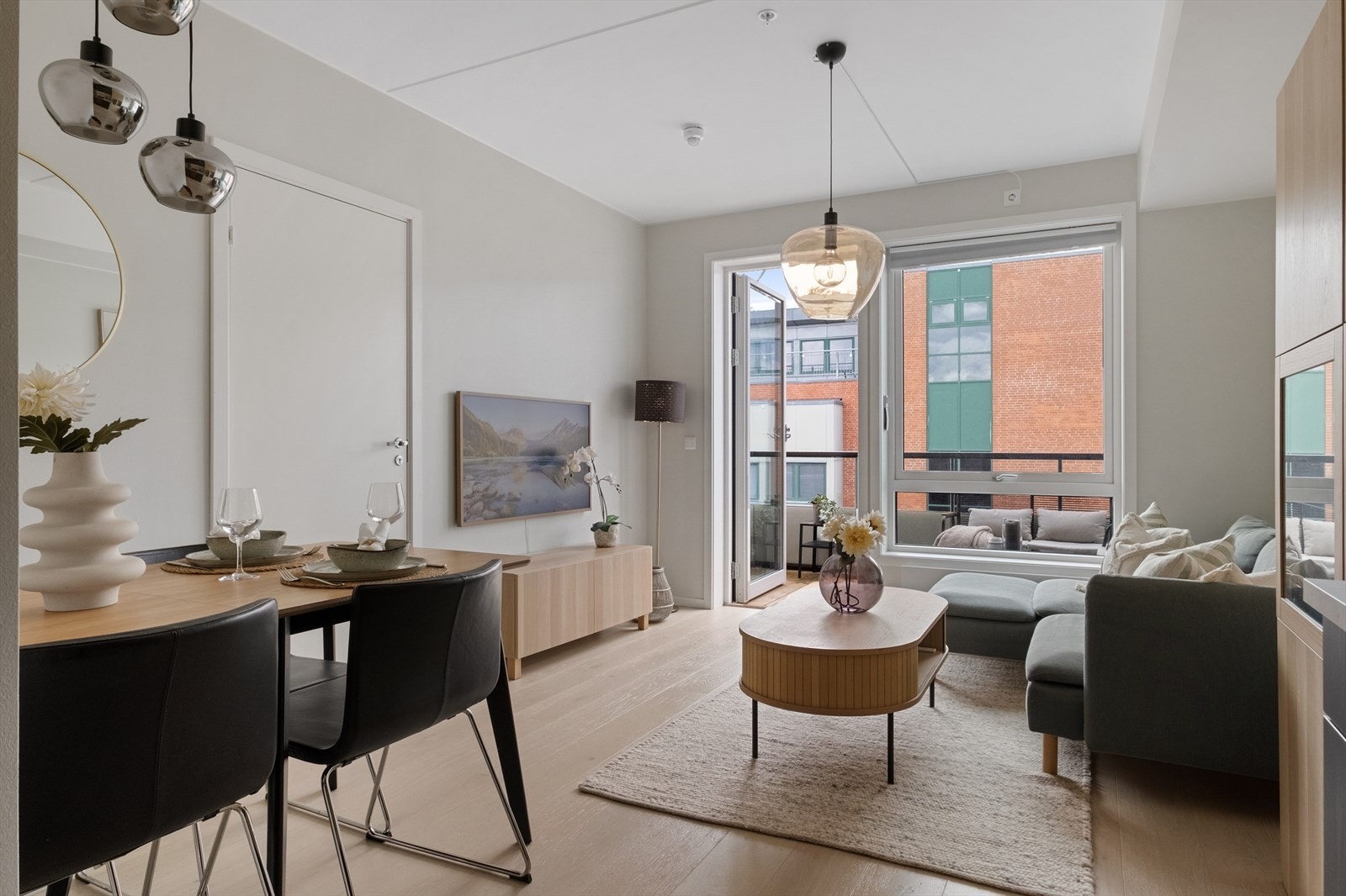 Store vindusflater og lyse, delikate farger gir stuen en luftig atmosfære. Galleribilde