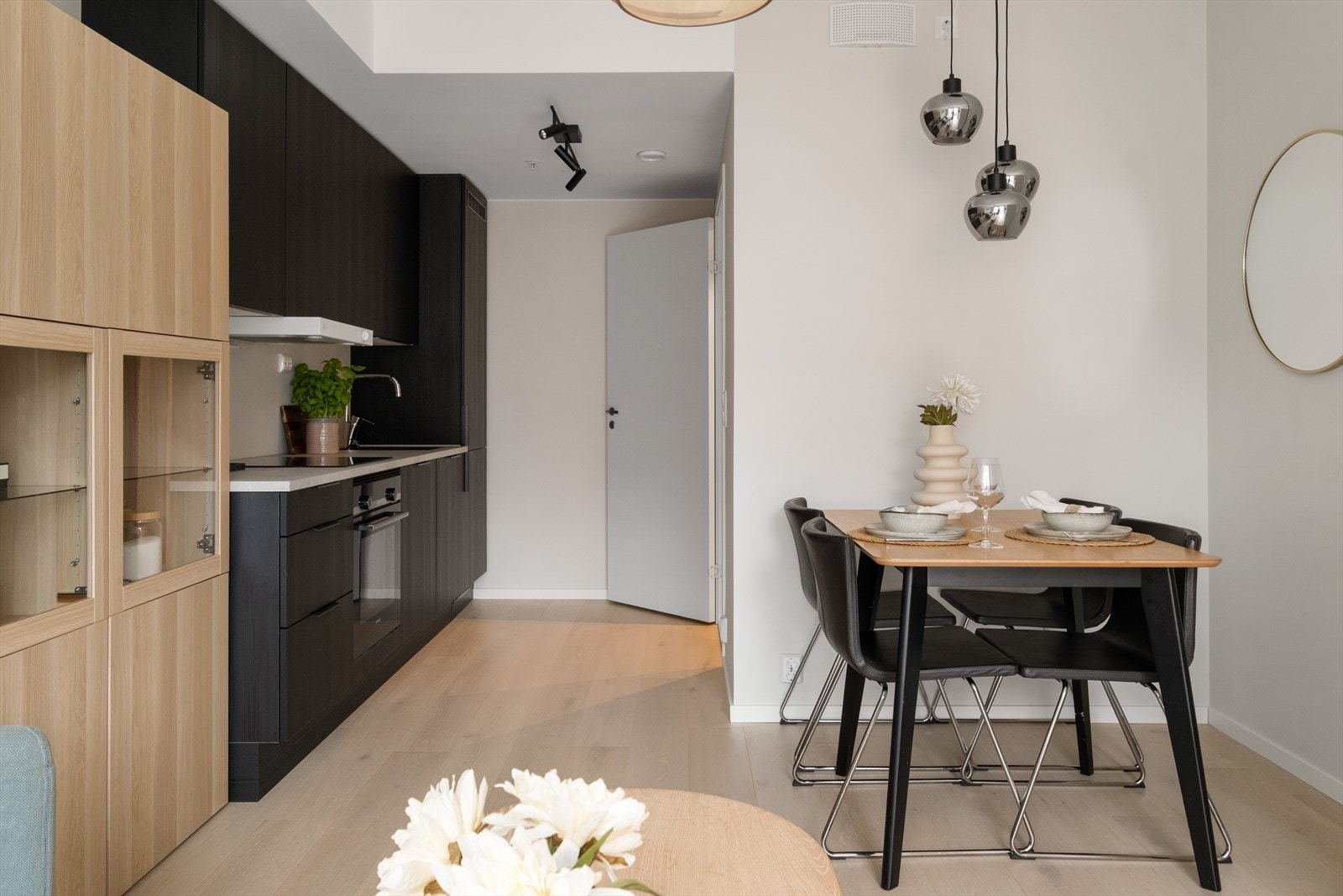 Stue- og kjøkkenløsning med rom til spisebord - perfekt for hyggelige sammenkomster. Galleribilde