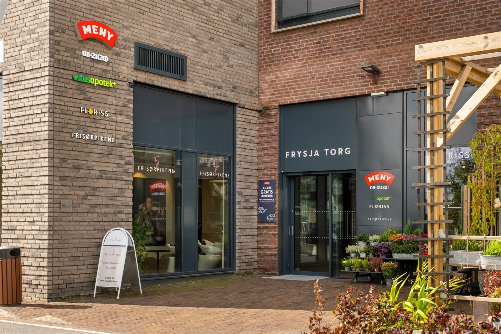 Gangavstand til Frysja Torg med butikker og servicetilbud. Galleribilde