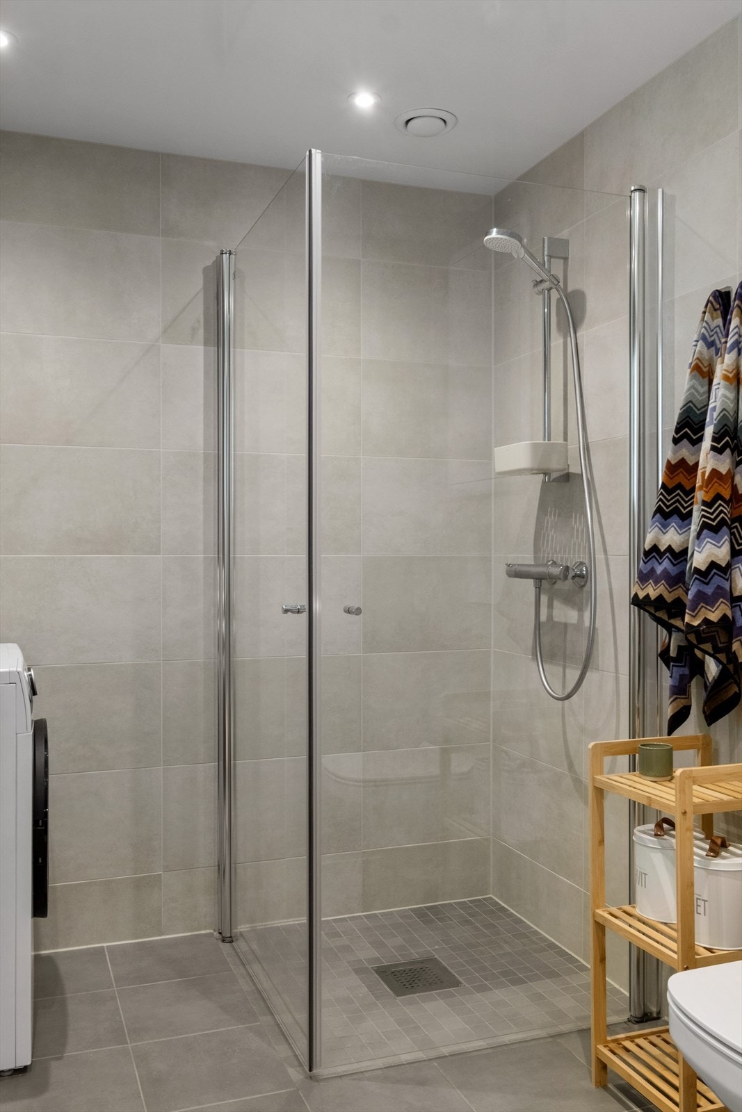 Dusj-hjørnet, samt opplegg for vaskemaskin. Galleribilde