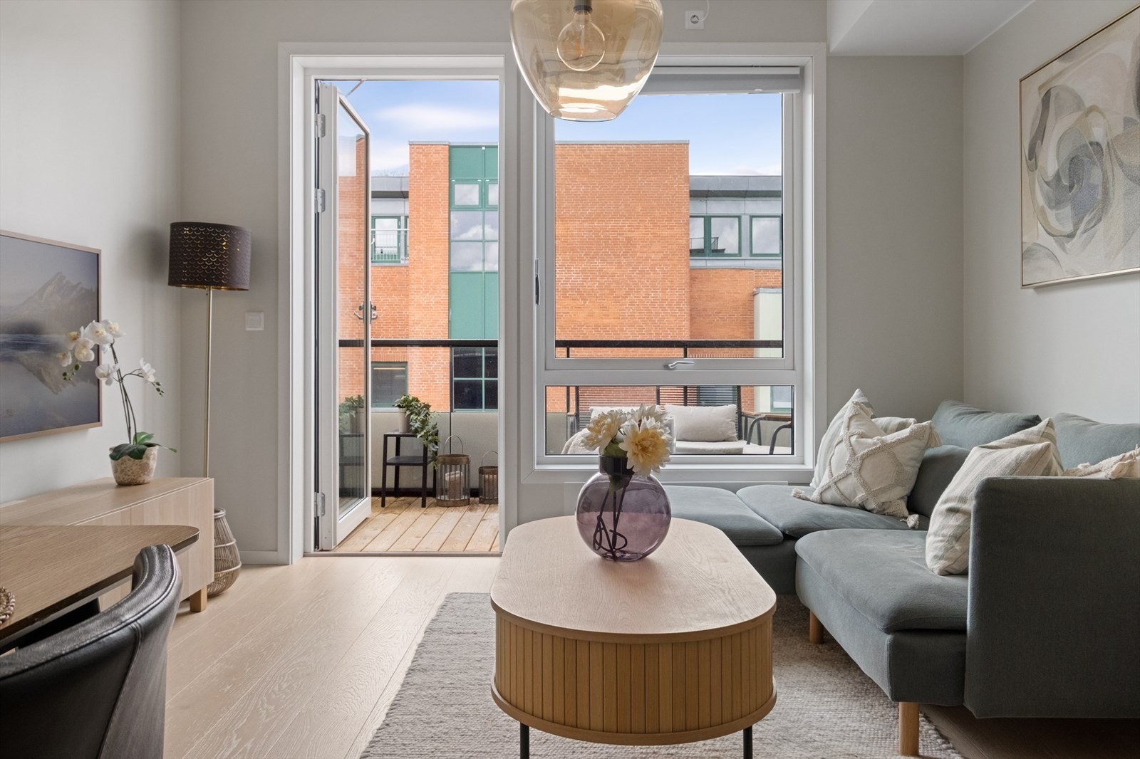 Direkte utgang til en solrik balkong. Galleribilde