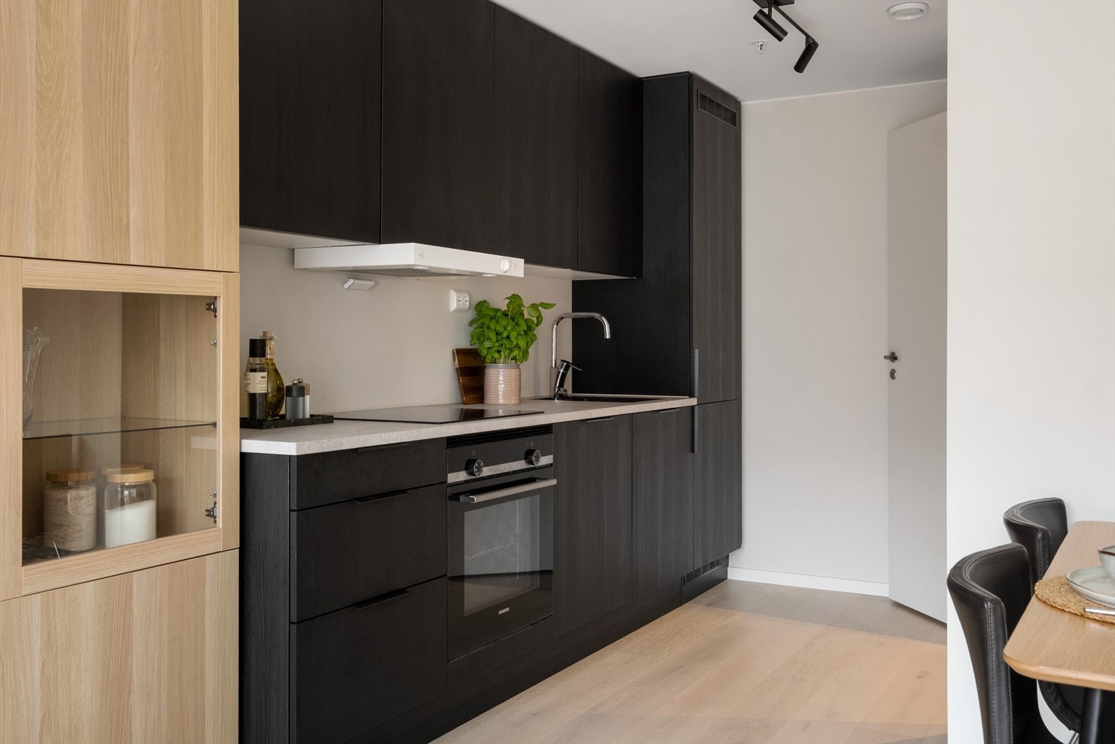 Her er det godt med skap- og benkeplass, samt utstyrt med laminerte benkeplater. Galleribilde