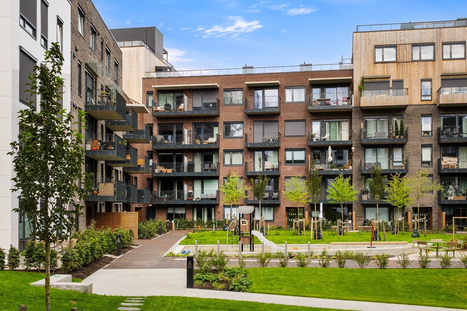 Felles uteareal med opparbeidet lekeområde og grøntarealer. Galleribilde