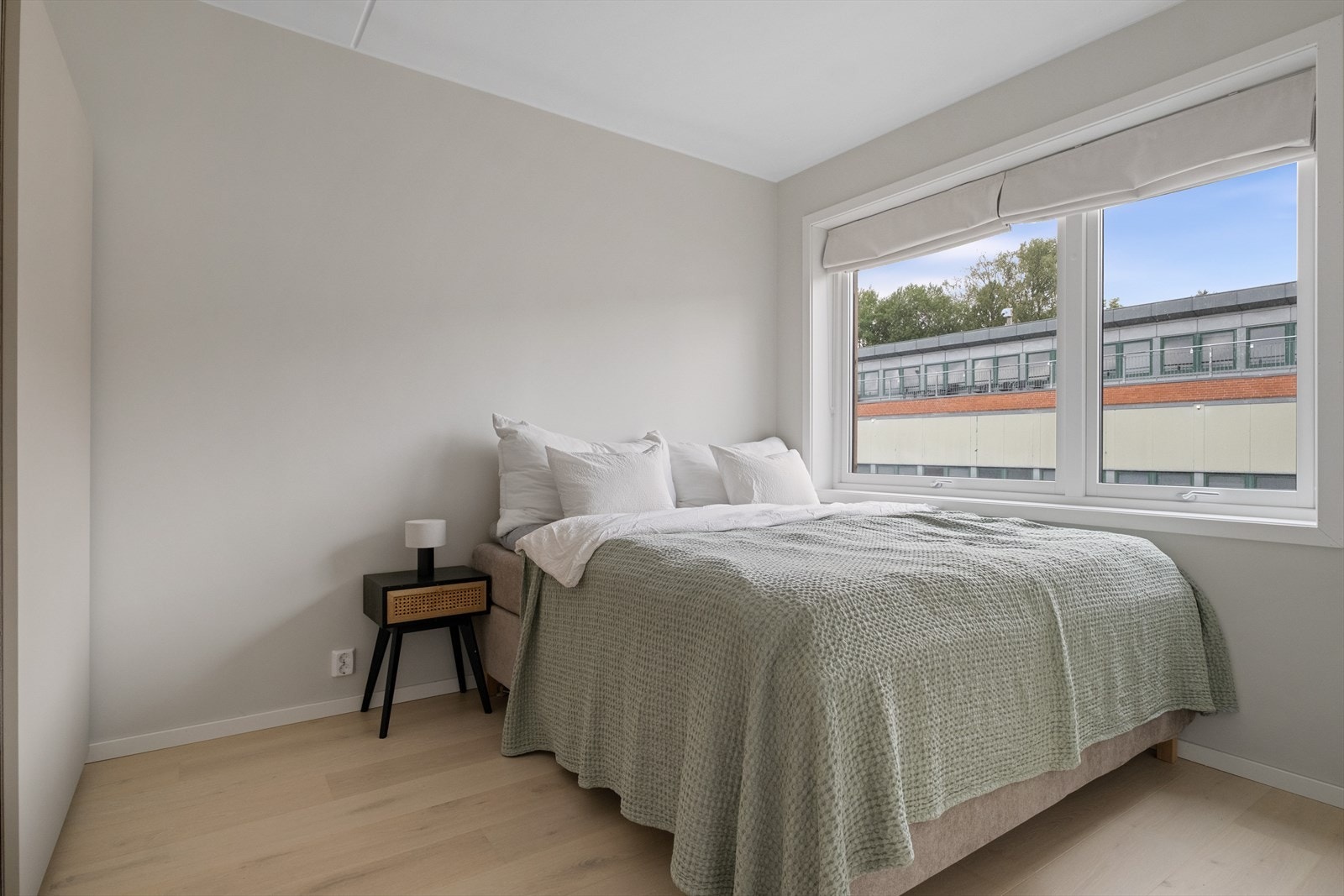 Soverommet har store vindusflater som slipper inn naturlig lys med plass til dobbeltseng og nattbord. Galleribilde