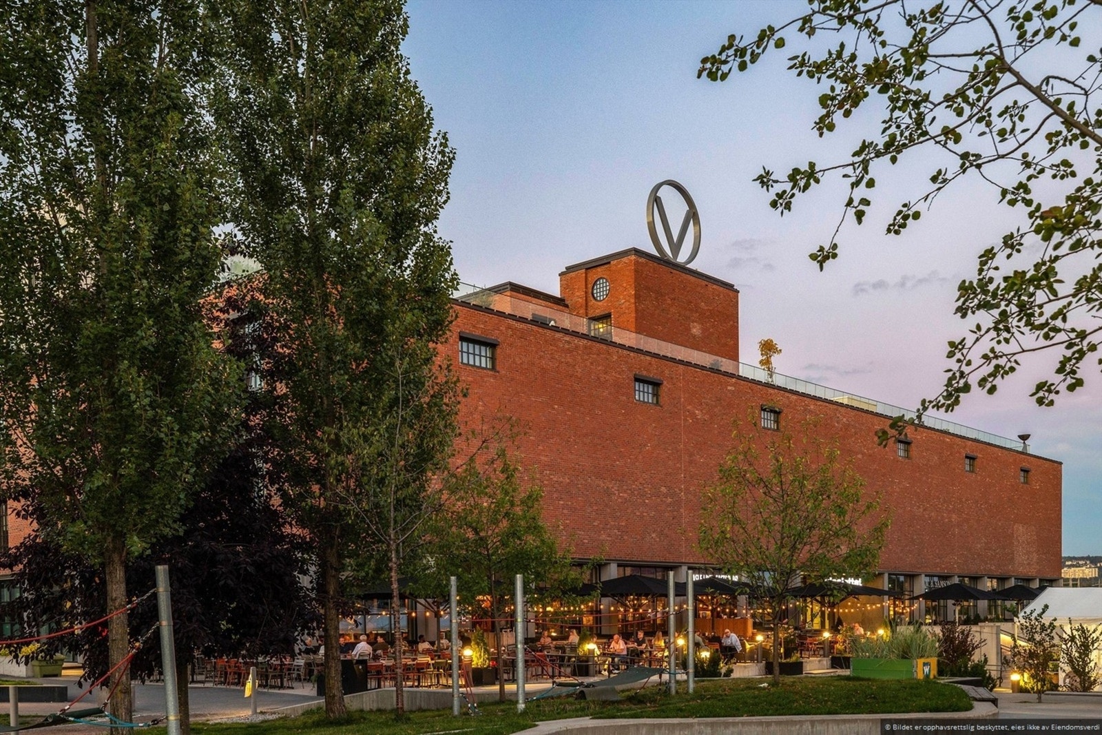 Vinslottet er et populært handelssenter på Hasle, beliggende i det gamle produksjonslokalet til Vinmonopolet. Her finner du et bredt utvalg av butikker, restauranter, kaféer og servicetilbud Galleribilde