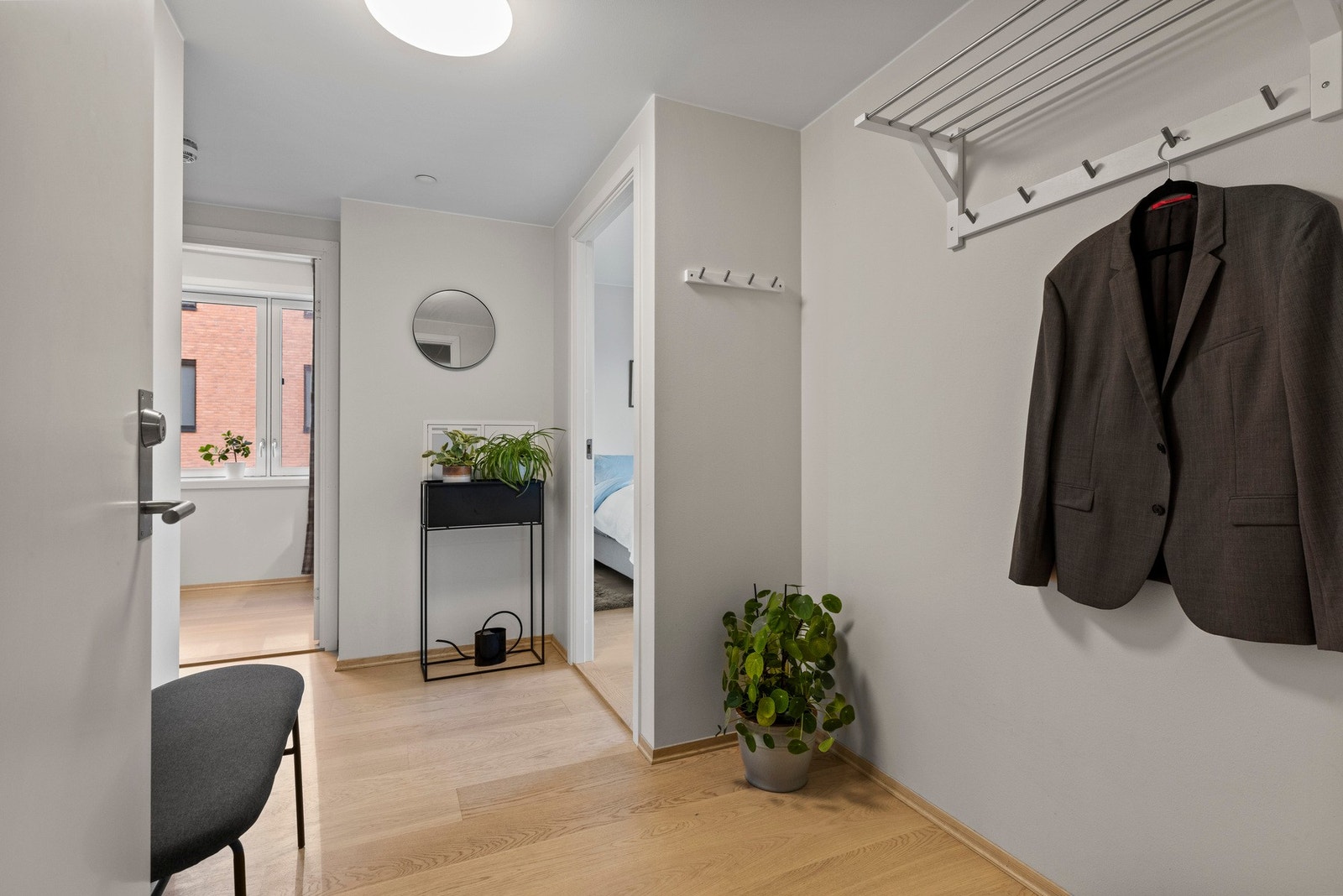 Romslig entré med god plass til oppheng av yttertøy og sko. Galleribilde