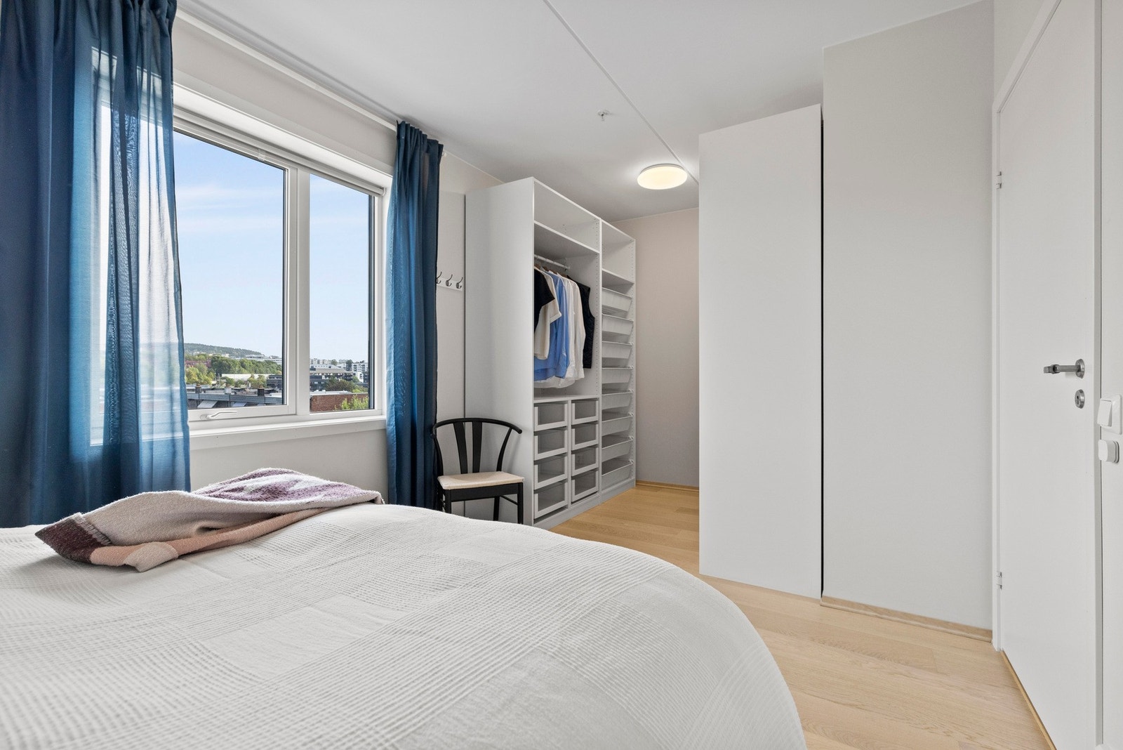 Smart "walk-in"-garderobe, med mulighet for å sette opp dør om ønskelig. Galleribilde
