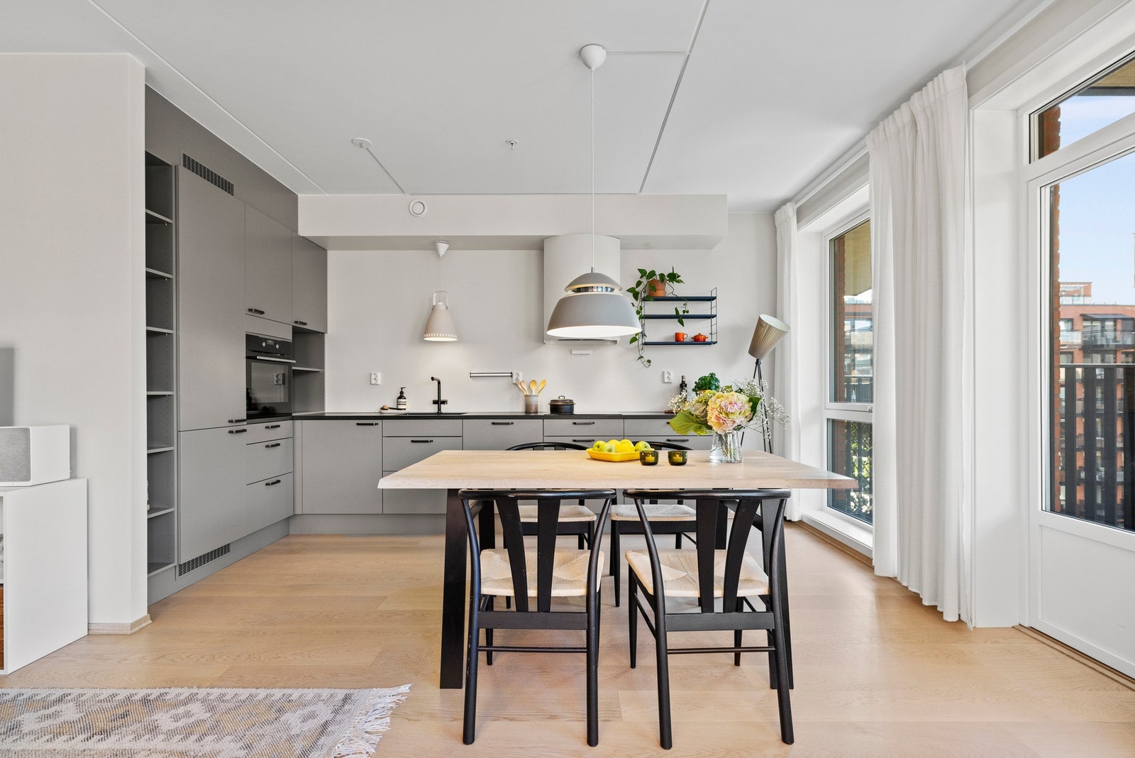 Flott oppgradert HTH-kjøkken med helhetlig design og plass til spisebord. Galleribilde