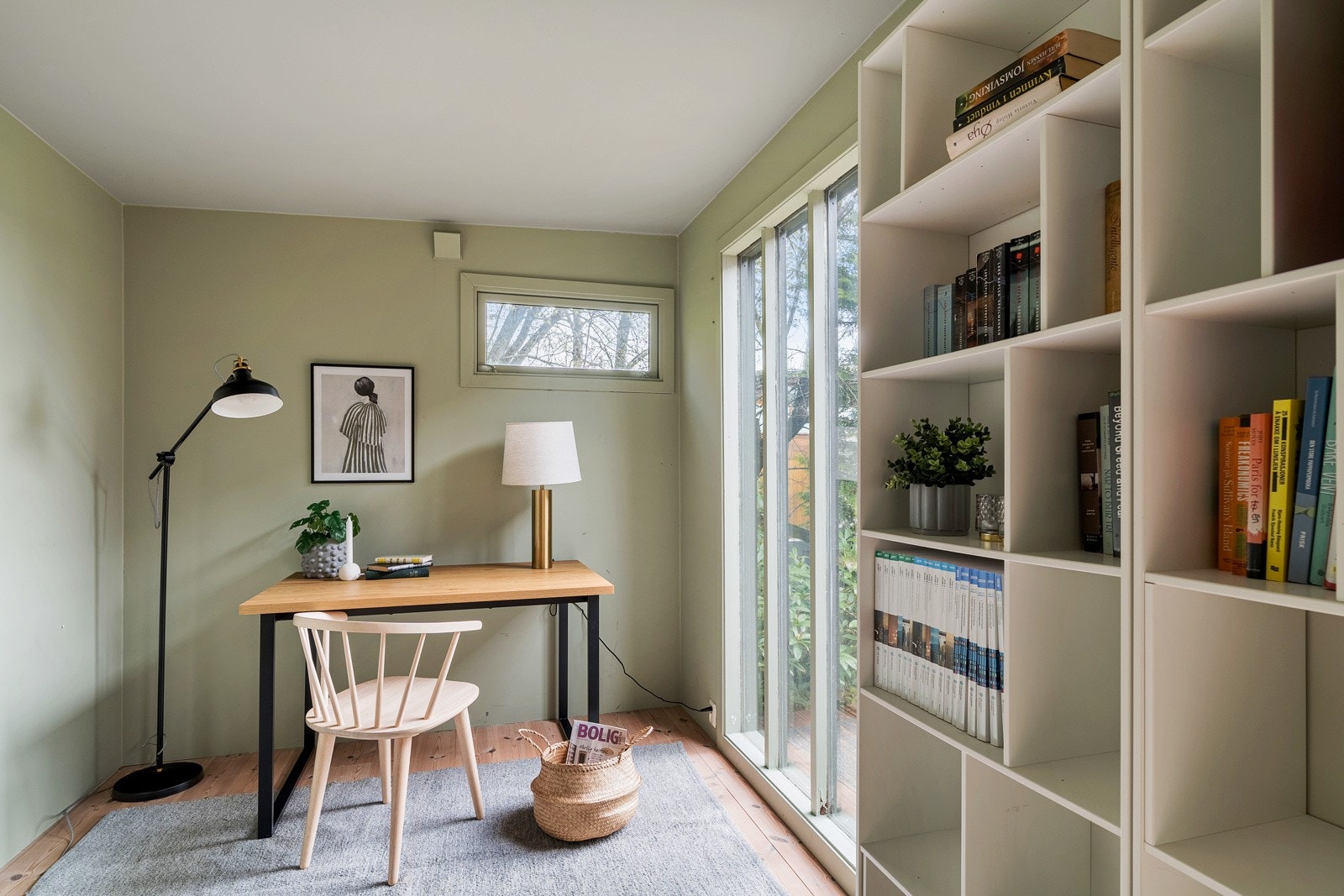 Boden på baksiden er delt i to hvor den ene delen er innredet som hjemmekontor, hobbyrom eller treningsrom. Rommet er isolert og har innlagt strøm. Galleribilde