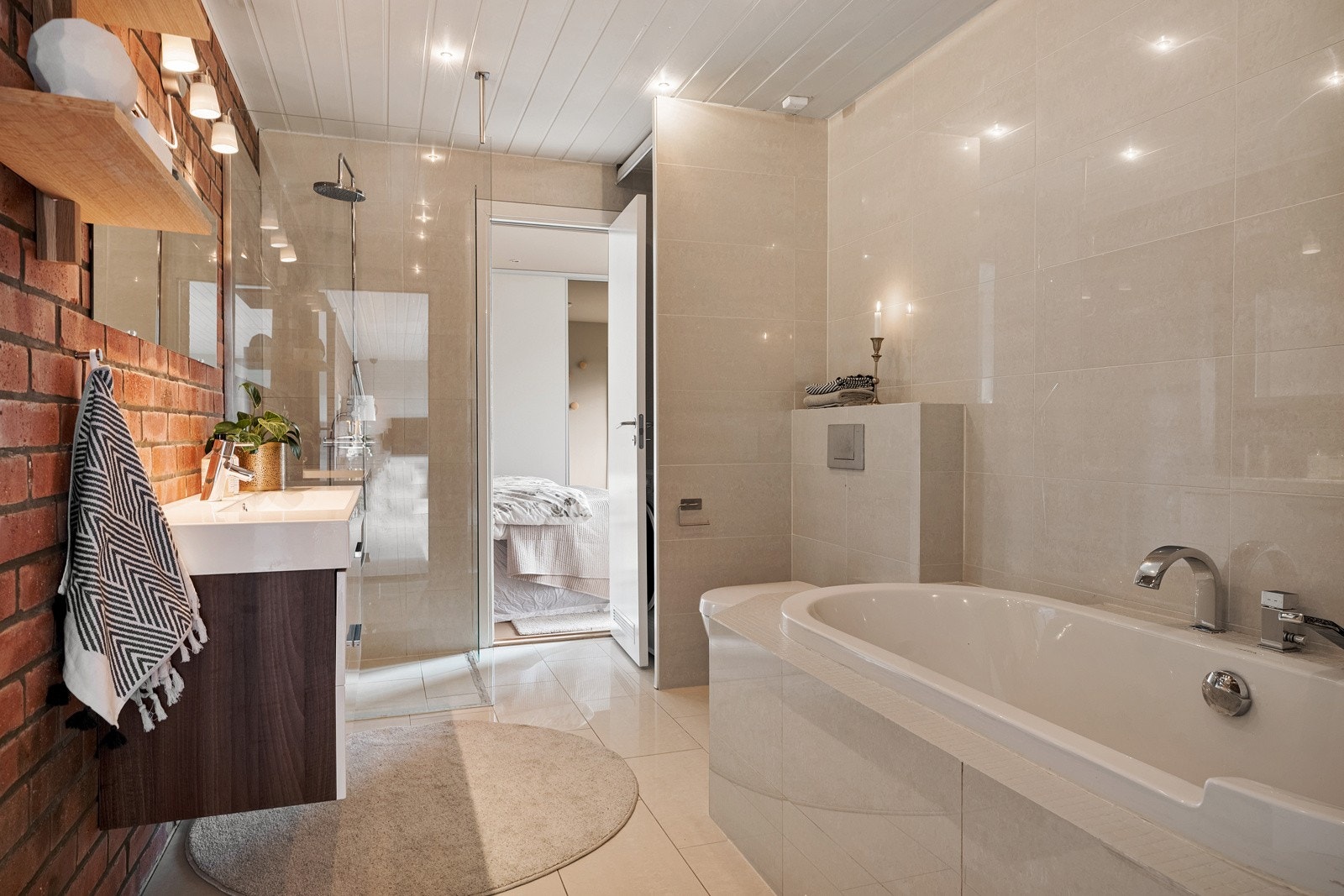 Baderommet har behagelig varme i gulv, dusjhjørne og badekar. Galleribilde