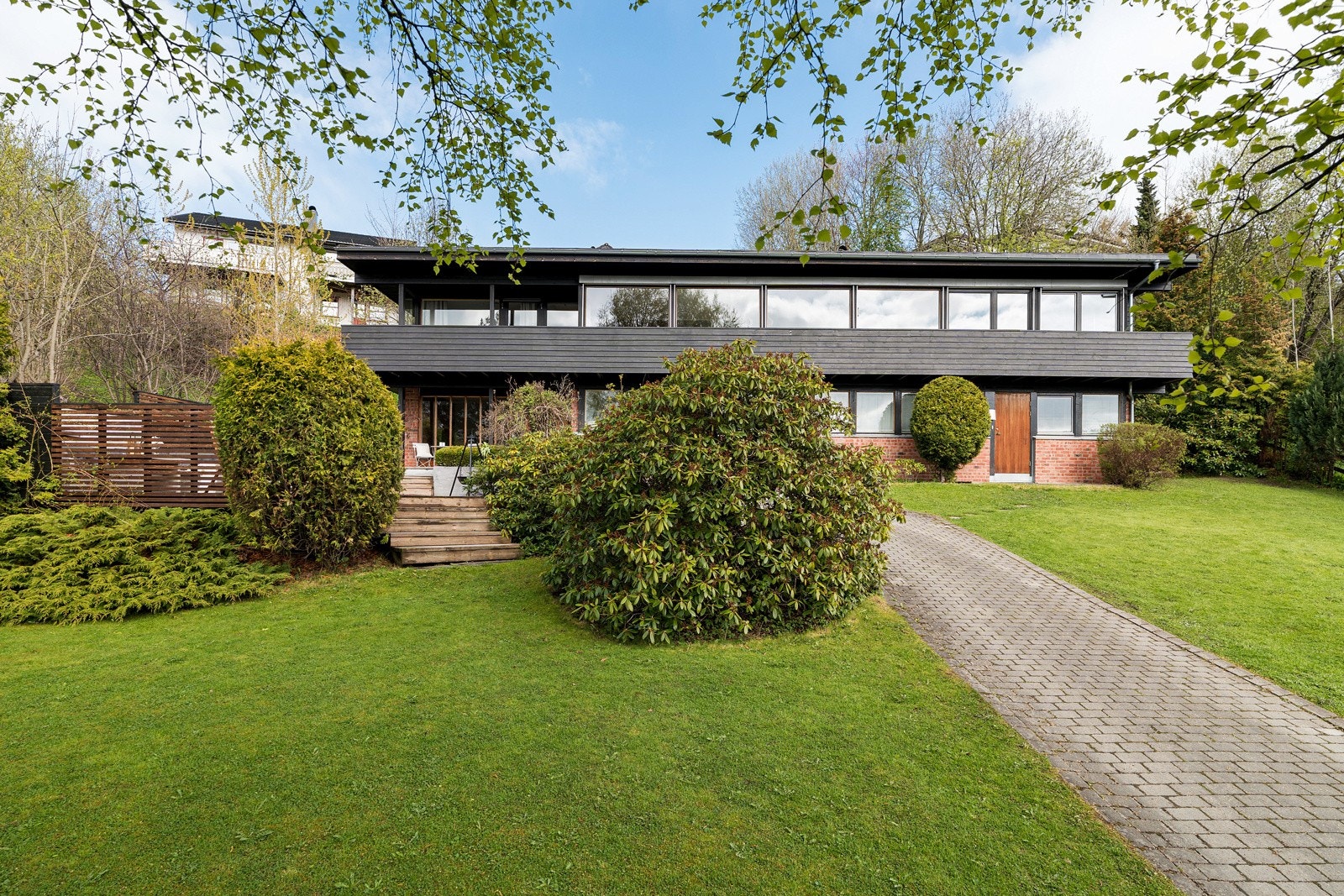 Hagen har flere bed med roser, stauder og en fin rhododendron. Det er i tillegg en liten kjøkkenhage. Galleribilde