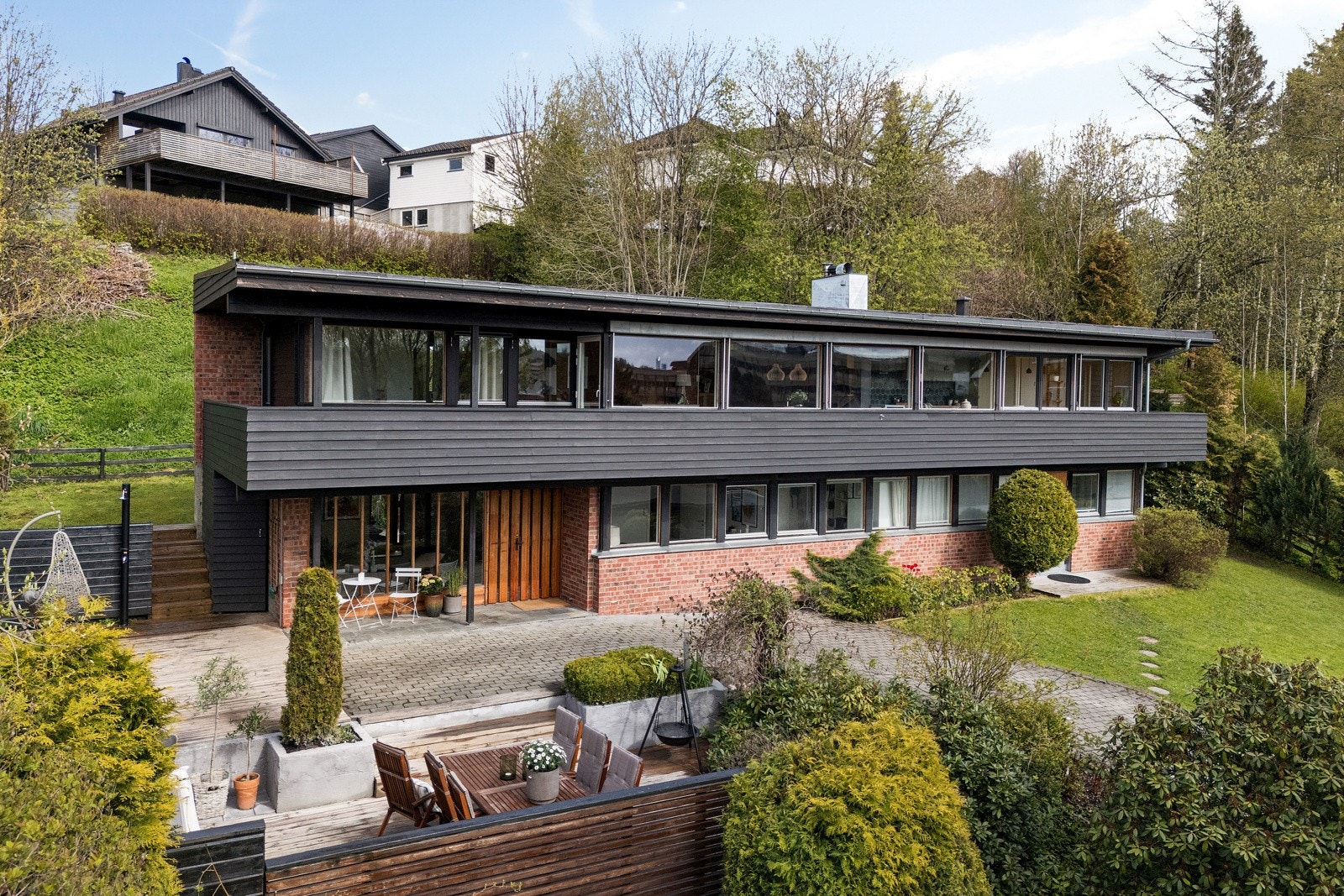 Inngangspartiet er praktisk overbygget hvor en kan plassere barnevogn under tak. Galleribilde