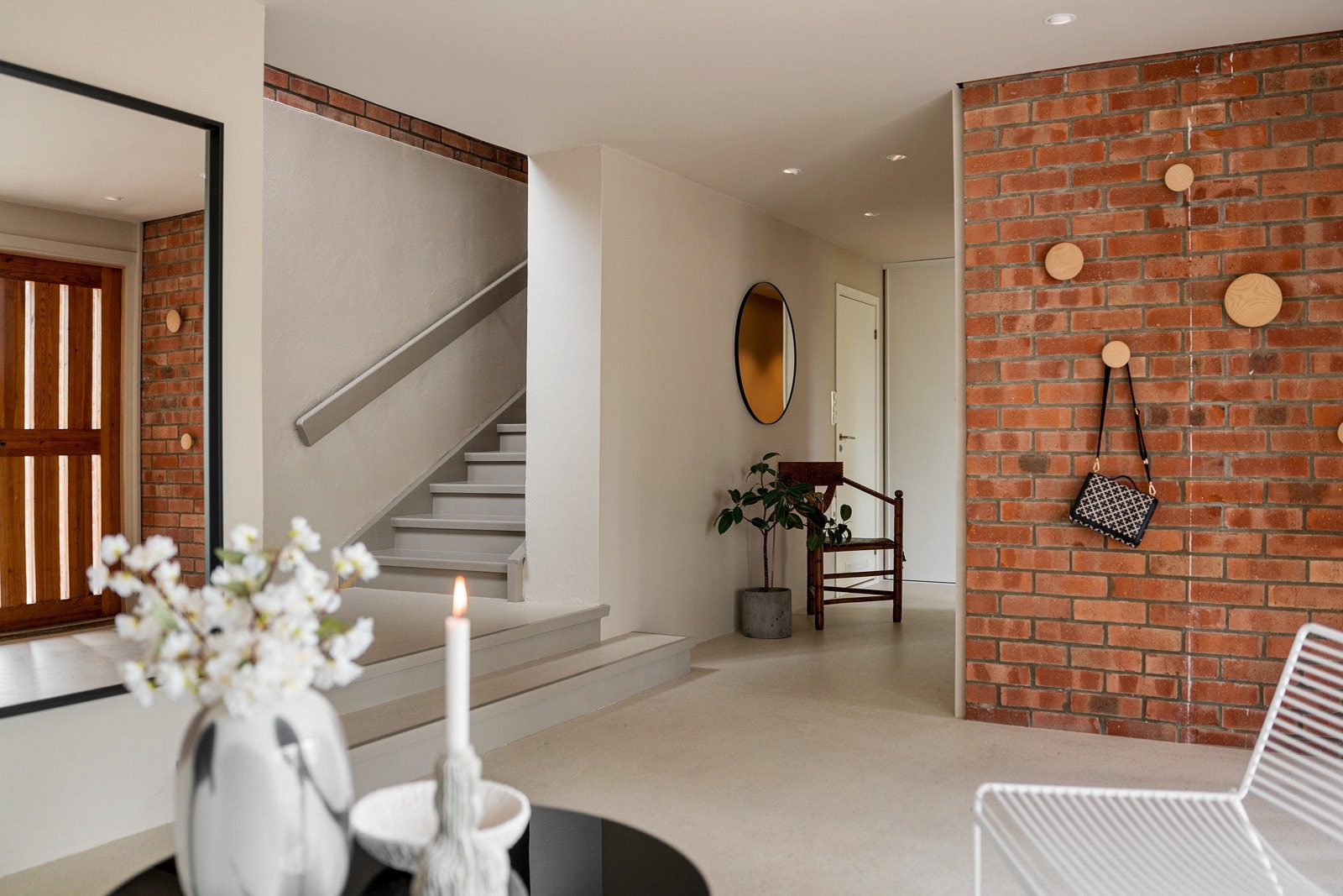 Hallen leder videre opp til 1. etasje, samt et bad, soverom og utleiedelen i sokkelen. Galleribilde