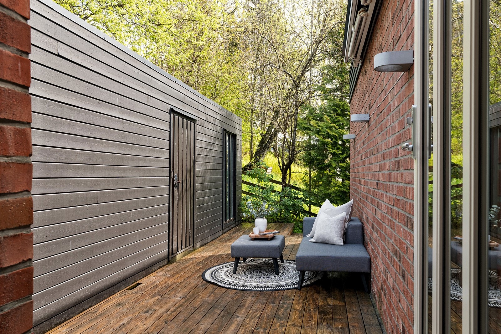 På baksiden av boligen er det en lun platting, kjøkkenhage og tilgang til innredet bod. Galleribilde