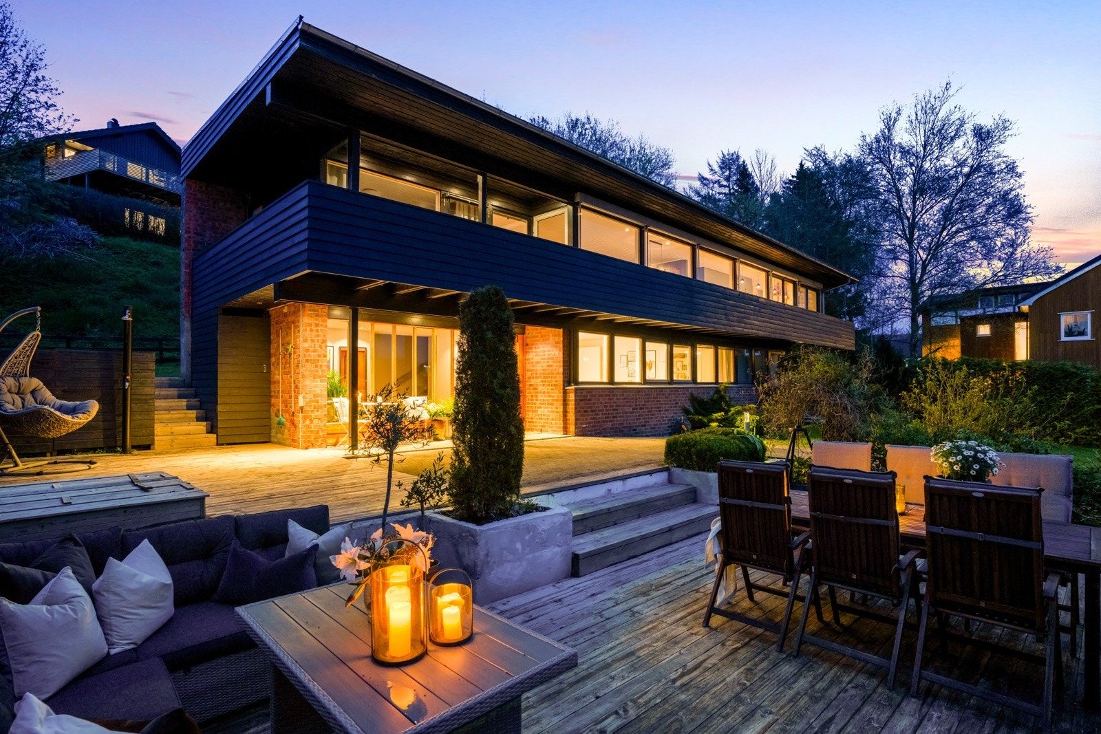 Om kvelden er boligen et pent syn utenifra. Galleribilde