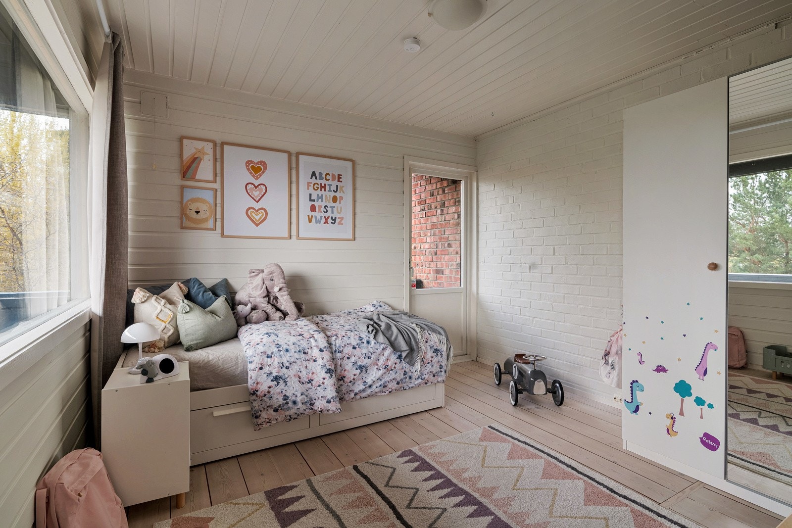 Soverommet i motsatt ende av hovedsoverommet i 1. etasje er innredet som barnerom. Galleribilde