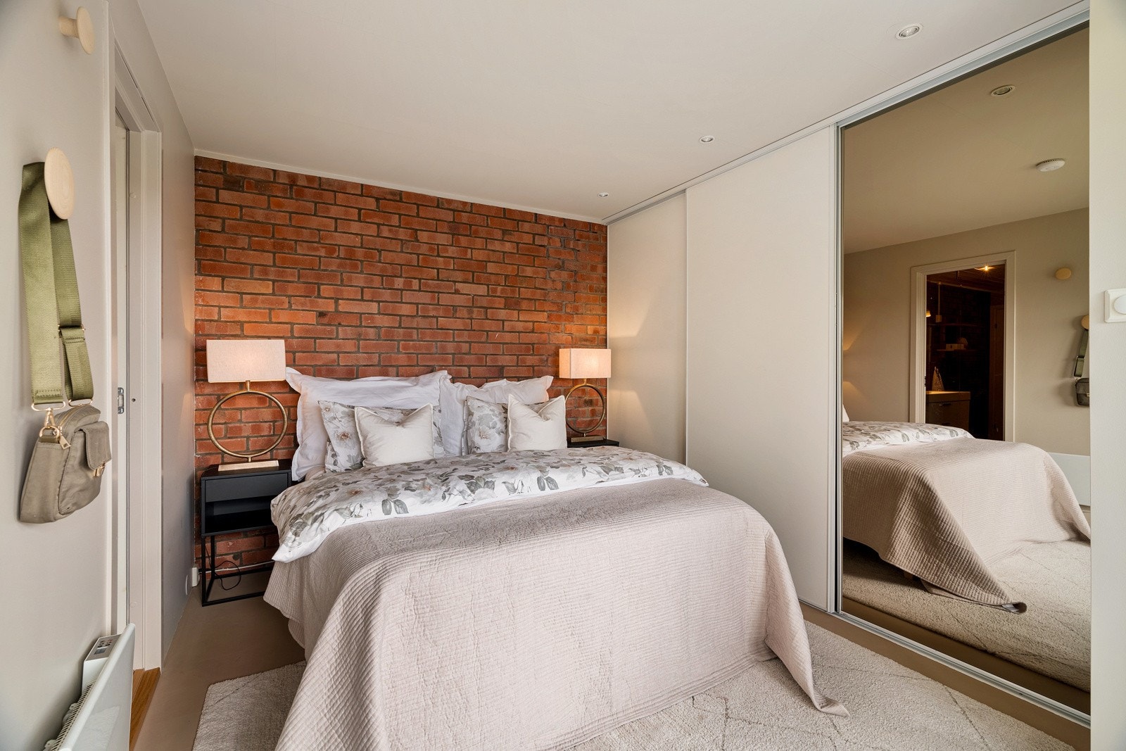 Hovedsoverommet utgjør hele 13 kvm og har en romslig skyvedørsgarderobe med speilfront. Galleribilde