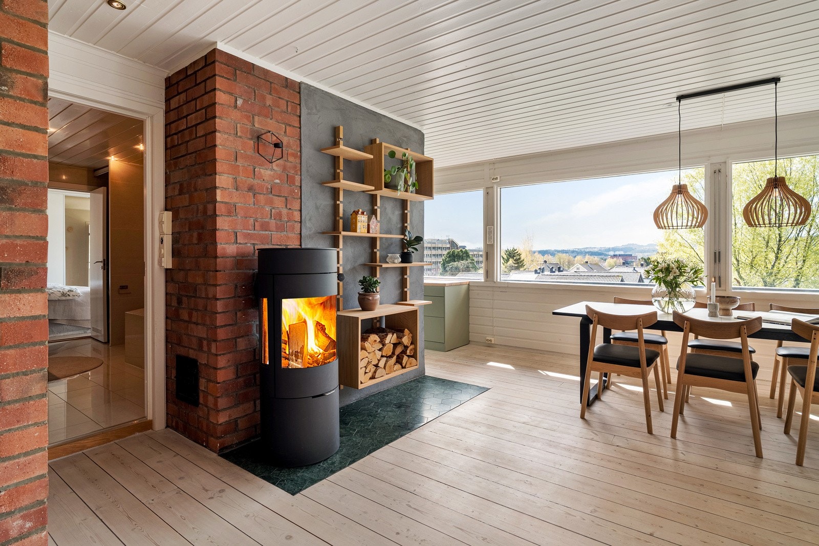 Boligen har store vinduer som gir mye naturlig lys på dagtid. Galleribilde