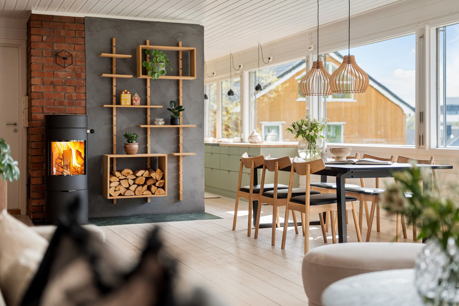 Spisestuen ligger i tilknytning til kjøkkenet. Galleribilde