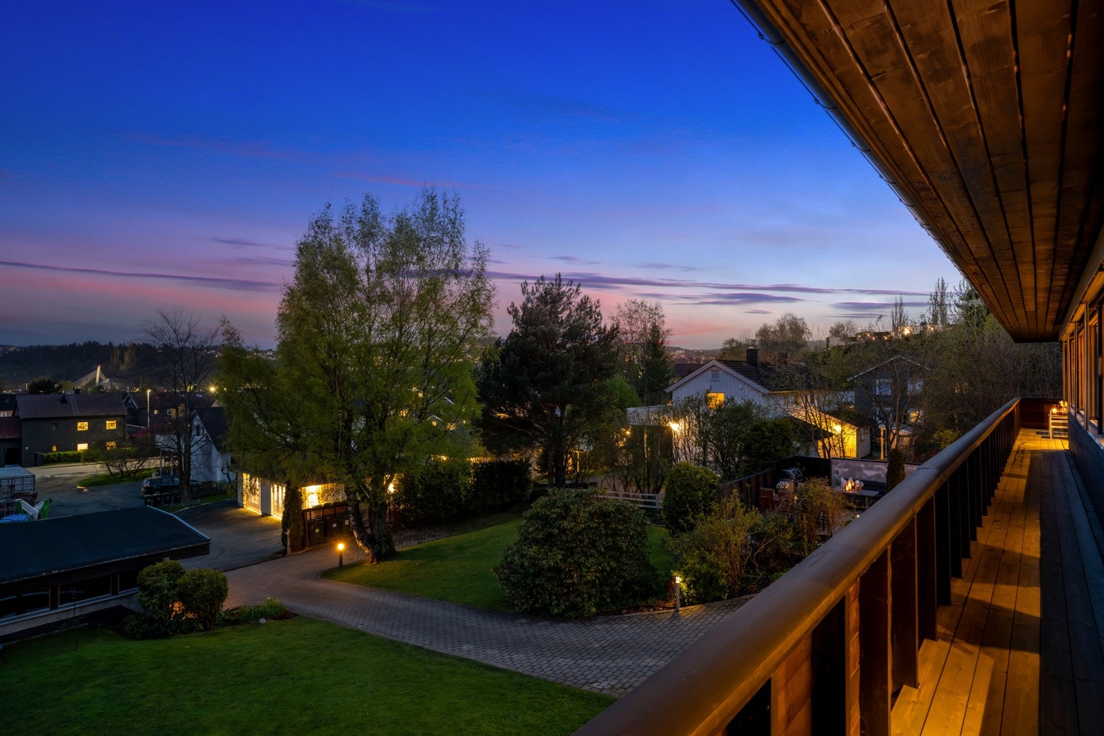 Fra verandaen har man utsyn over nærområdet og flott utsikt mot Byåsen. På nyttårsaften kan en se fyrverkeri fra Heimdal til Sverresborg. Galleribilde