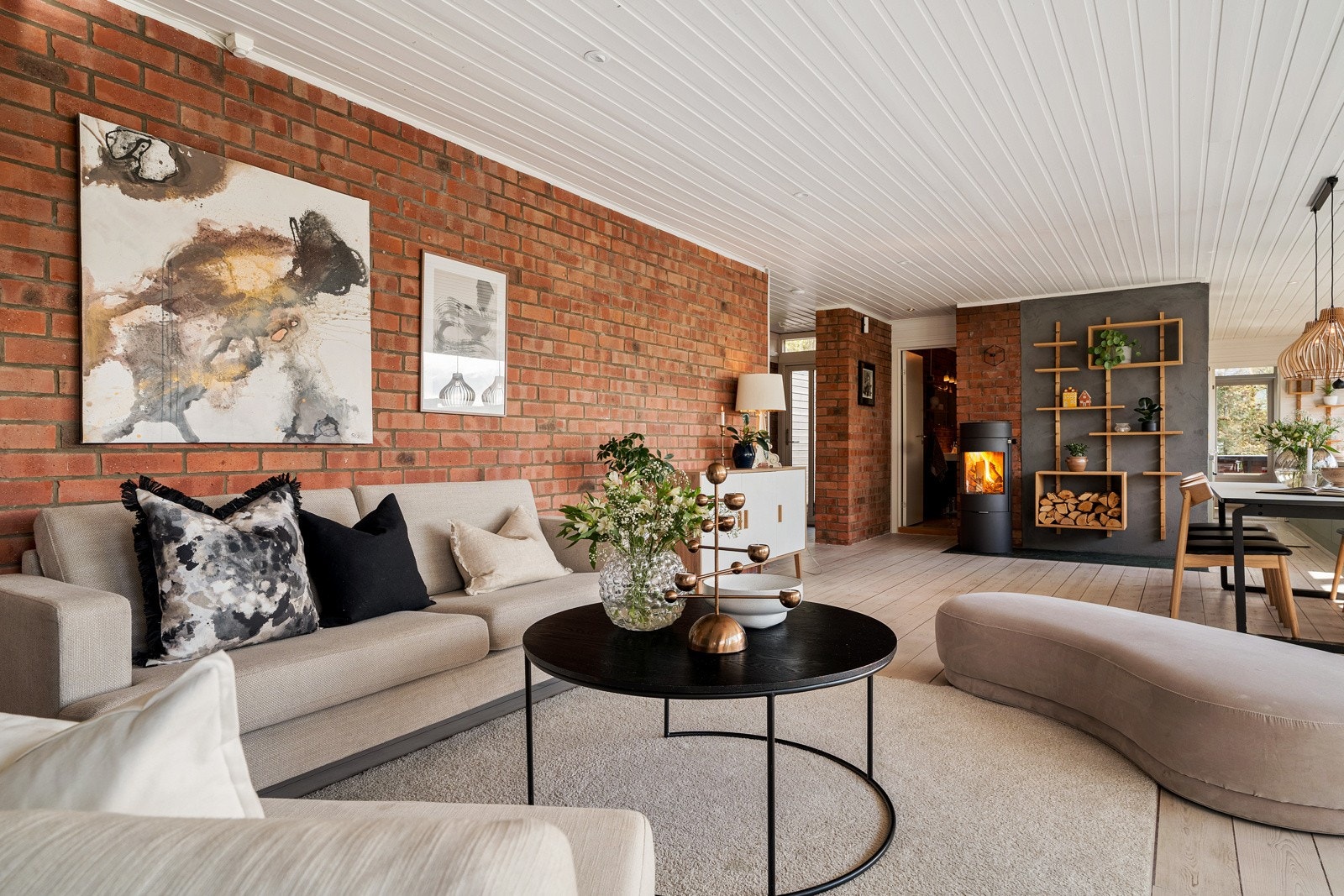 Stuens gode romløsning gjør det mulig å innrede i flere soner. Galleribilde