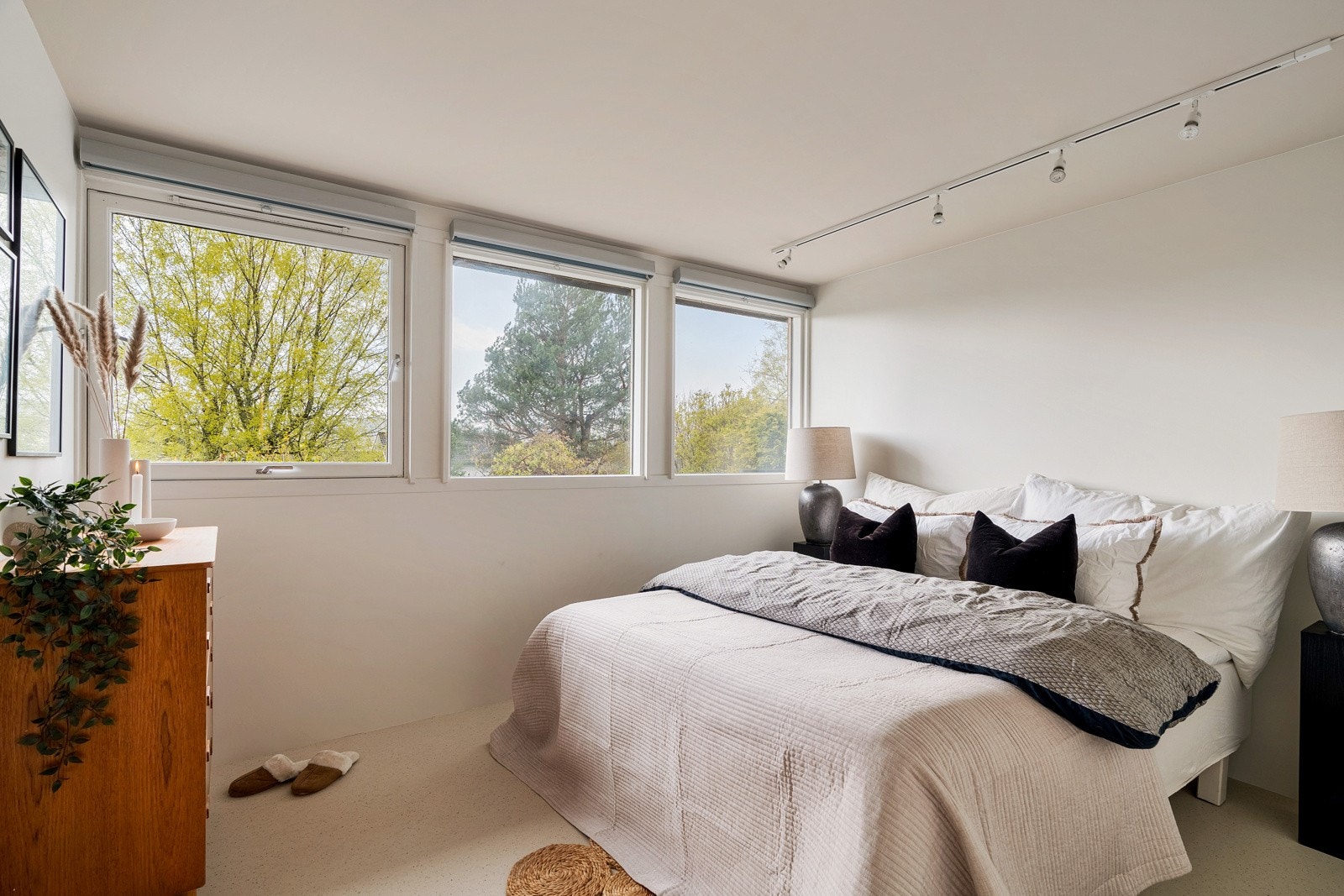 Romslig soverom i sokkeletasje. Galleribilde