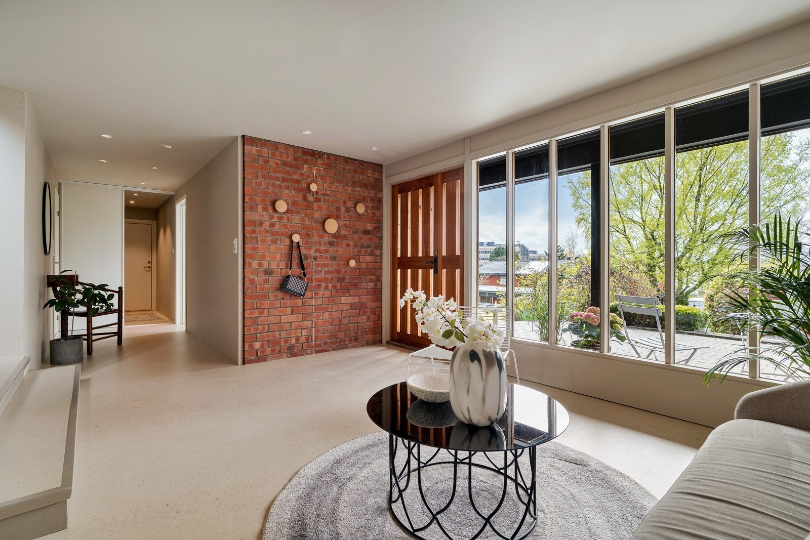 Boligen tar deg imot i en meget romslig hall. I sokkeletasjen som hører til hoveddelen er det varmekabler i alle gulv. Galleribilde