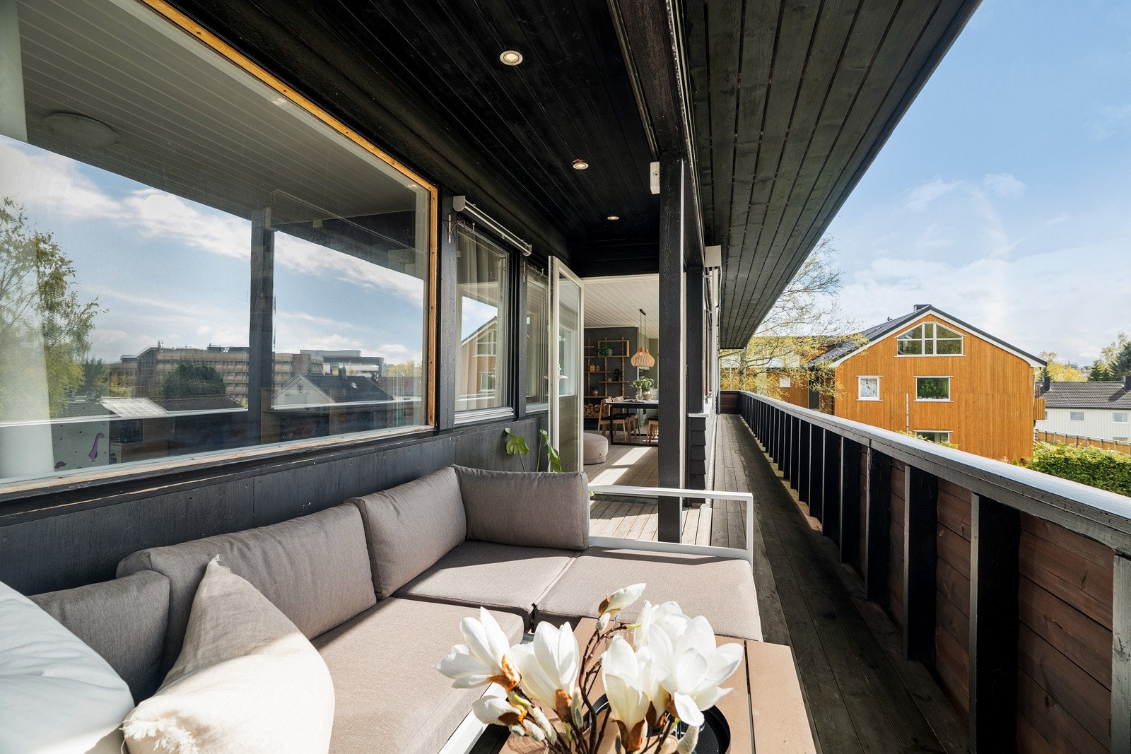 Langs hele fasaden som vender mot sørvest går det en veranda med utgang fra 1. etasje. Galleribilde