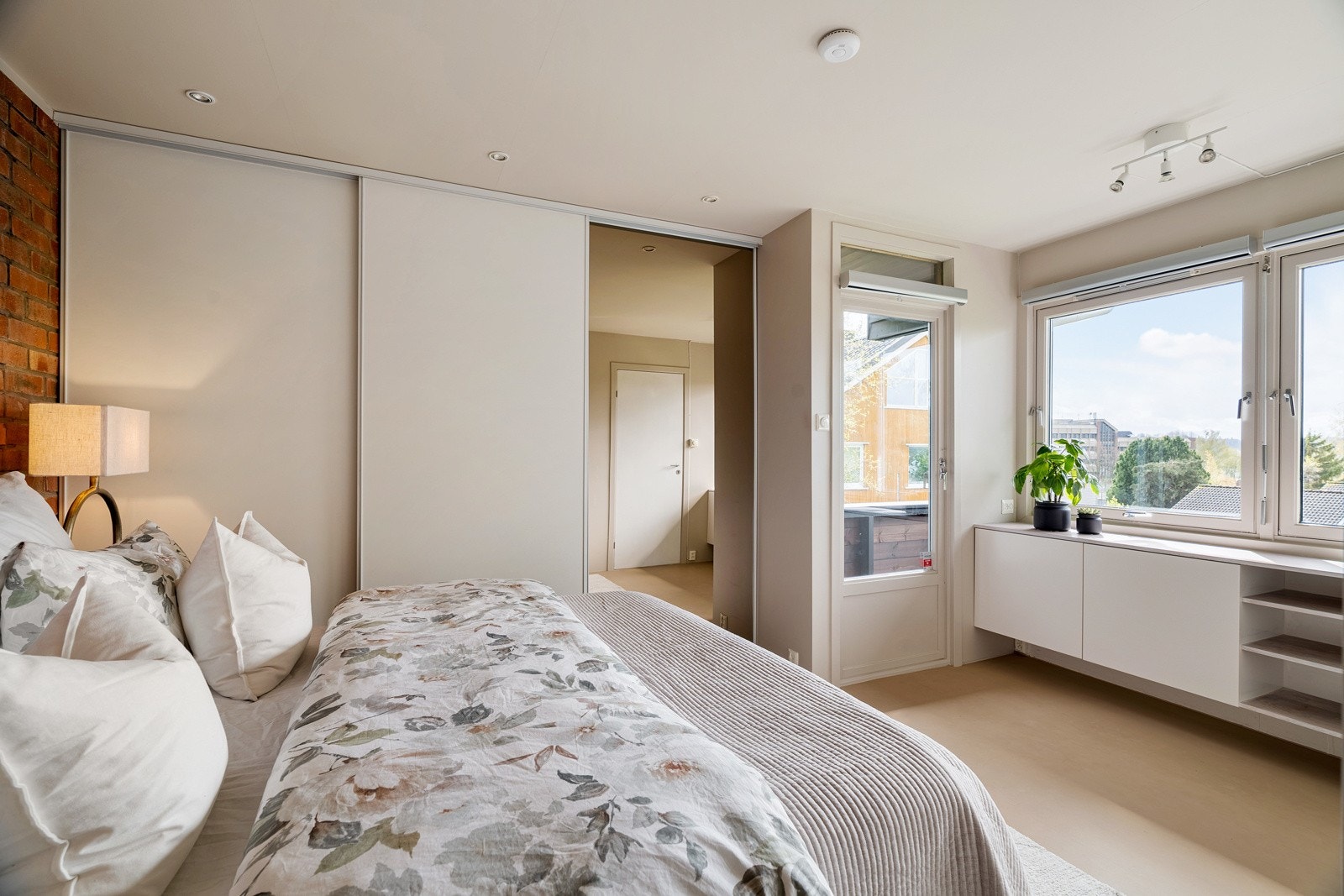 Fra soverommet har en utsikt mot Byåsen og direkte adgang til badet og verandaen. Galleribilde