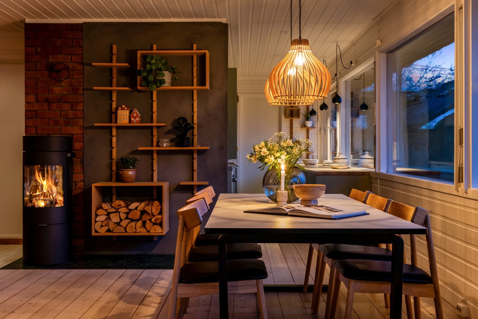 Kjøkkenet ligger delvis skjermet fra stuen. Galleribilde