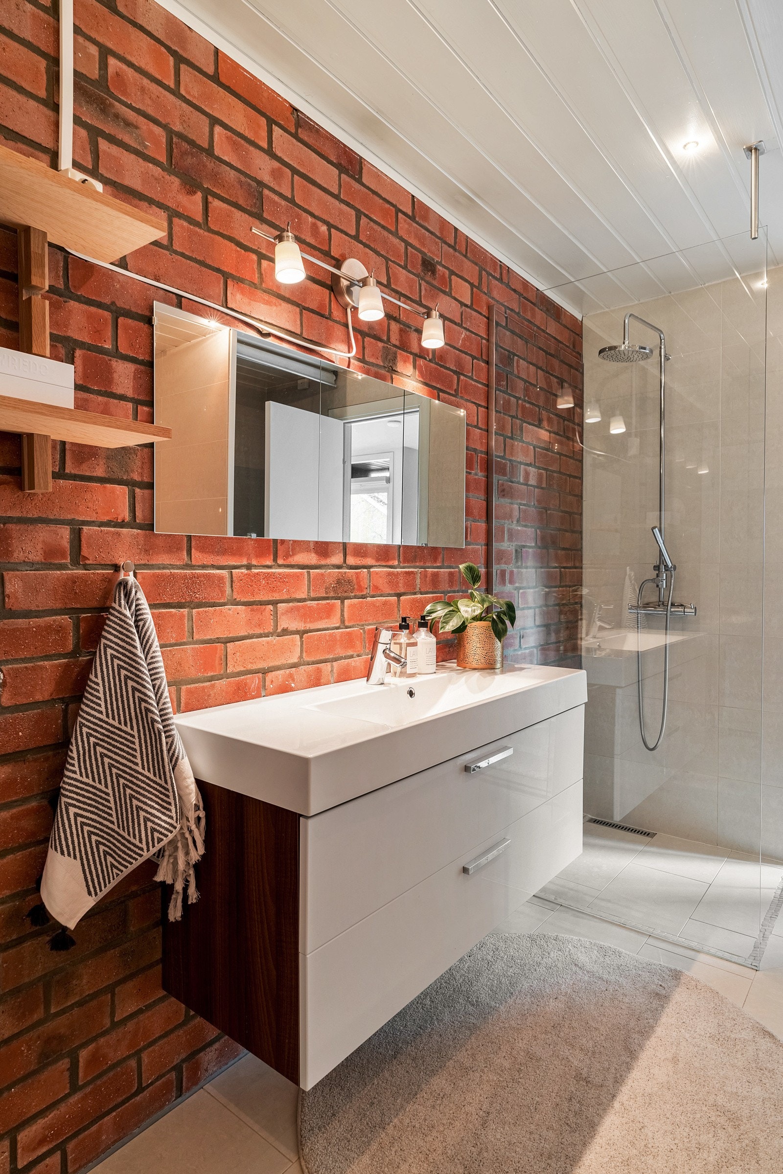 Lekkert flislagt bad. Galleribilde